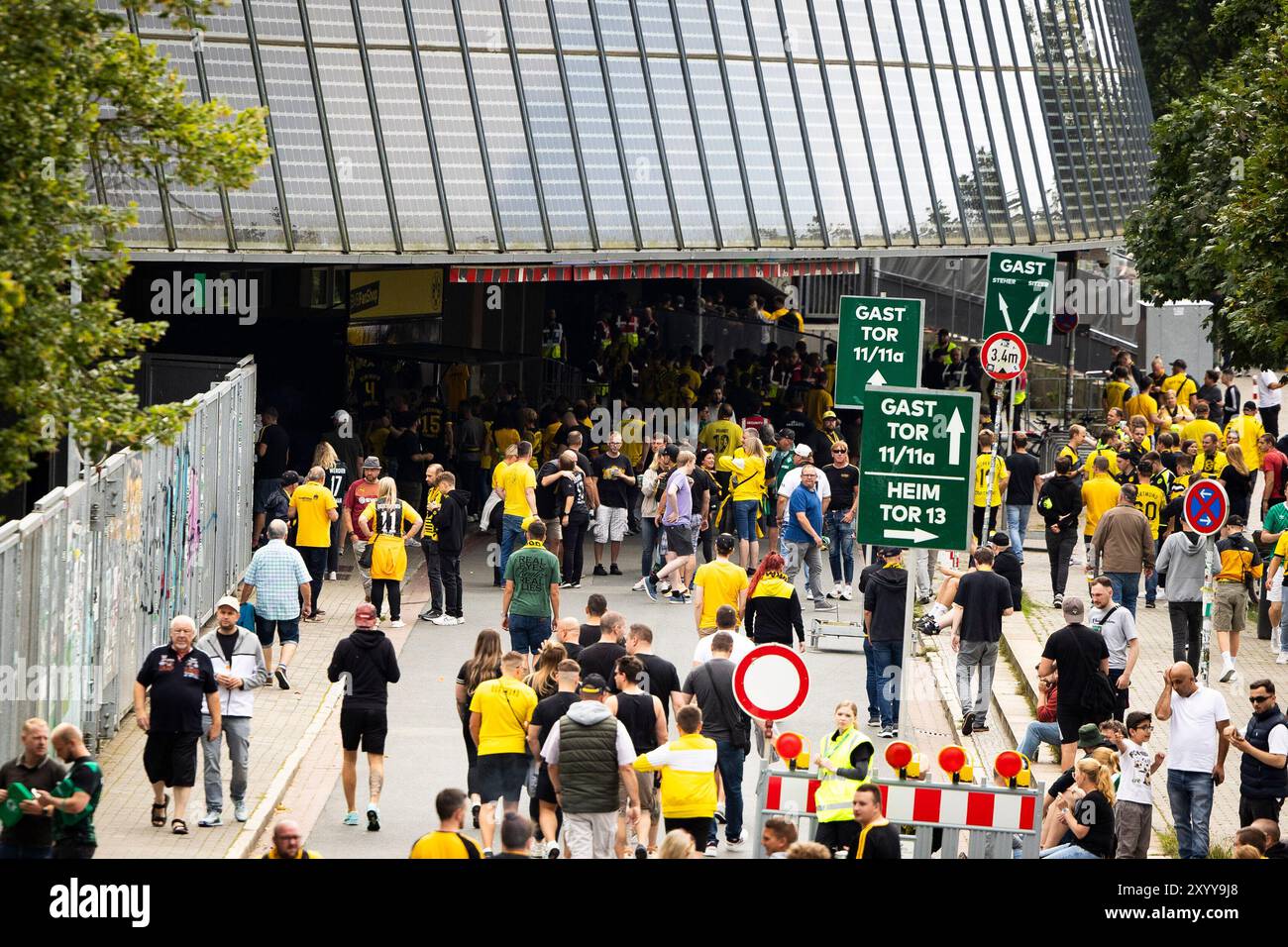 31.08.2024, WESERSTADION, GER, 1.FBL, SV Werder Bremen vs Borussia Dortmund im Bild fans auf dem Weg ins Weserstadion, foto © nordphoto GmbH/Rauch gemäß den Vorgaben der DFL Deutsche Fußball Liga bzw. Des DFB Deutscher Fußball-Bund ist es untersagt, in dem Stadion und/oder vom Spiel angefertigte Fotoaufnahmen in forma von Sequenzbildern und/oder videoähnlichen Fotostrecken zu verwerten bzw. verwerten zu lassen. Foto Stock