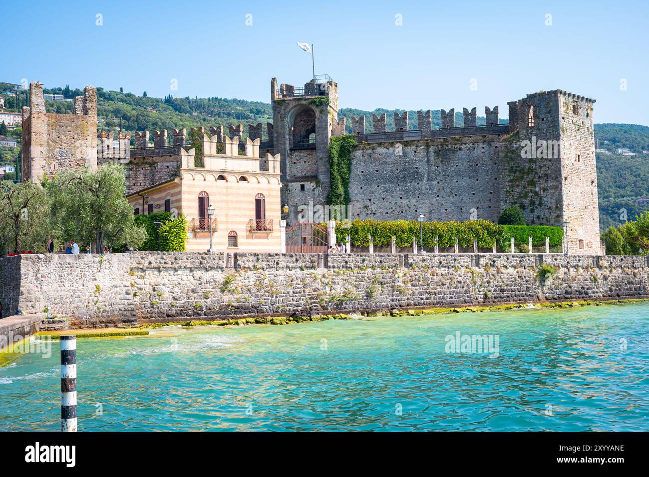 Castello medievale ¨Castello Scaligero¨ nella piccola città di Torri del Benaco lungo il Lago di Garda, Italia. Foto Stock