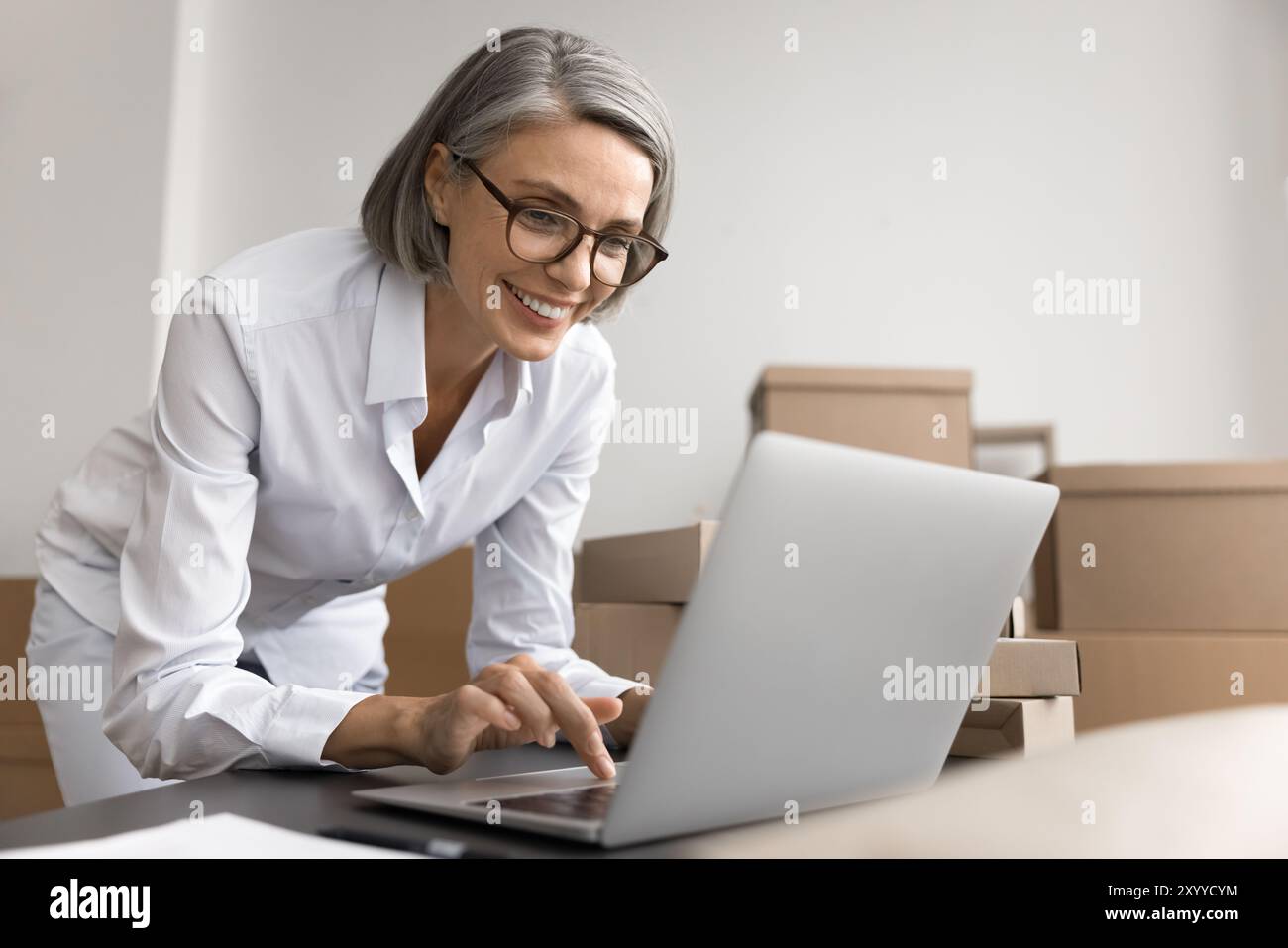 La donna controlla le statistiche di vendita della piattaforma di mercato si sente felice Foto Stock