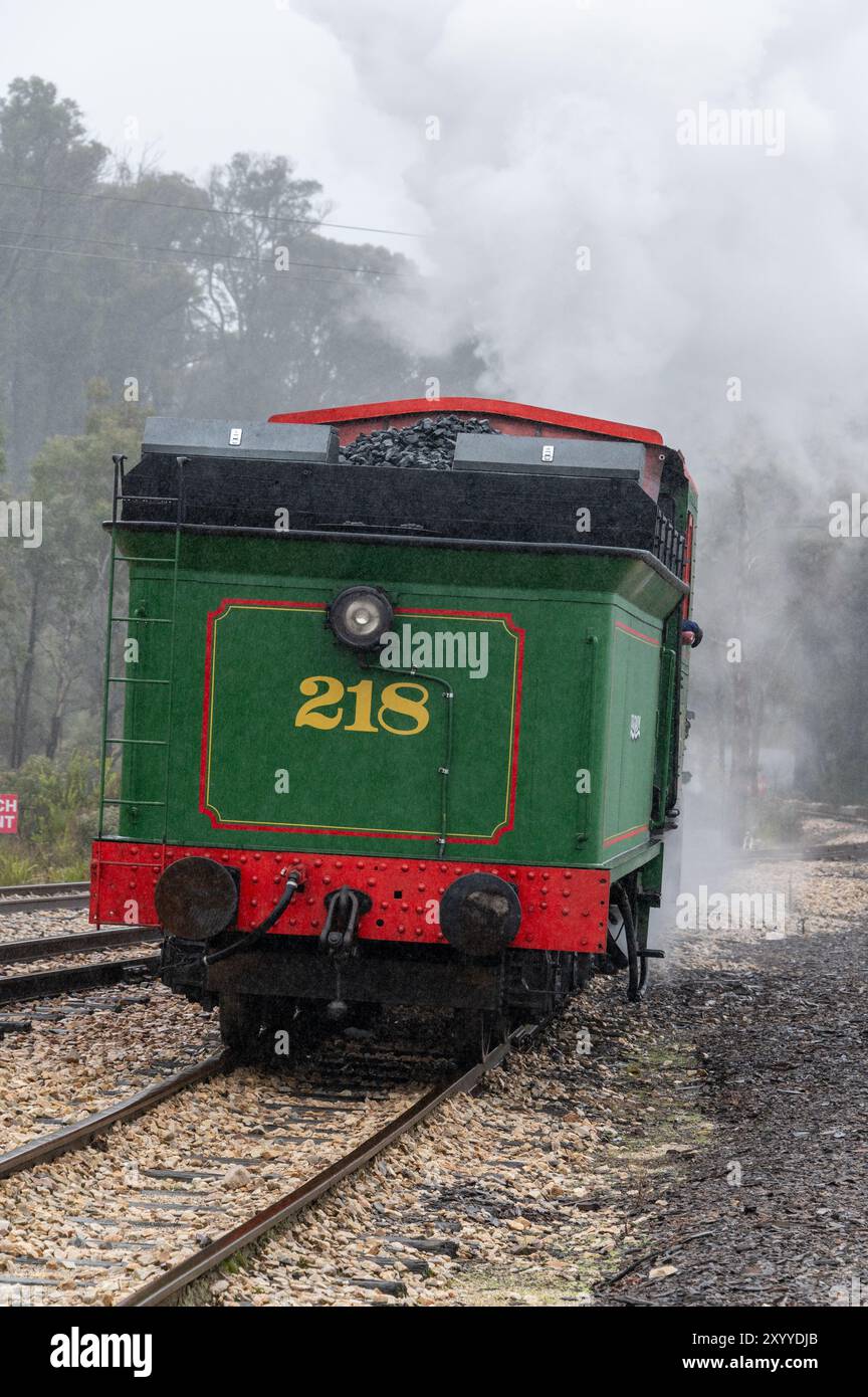Una locomotiva a vapore n. 218A Classe C16 si ferma per passare a un altro binario nella piccola città di Clarence vicino a Lithgow nelle Blue Mountains del New South Foto Stock