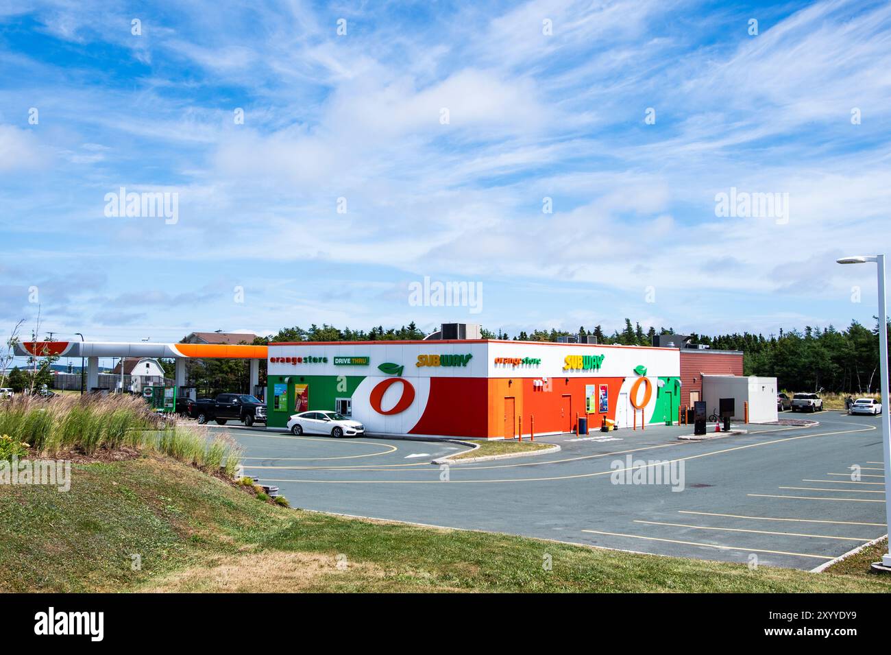 Cartelli per il North Atlantic Orange Store e la metropolitana si trovano sull'edificio in Tailwind Drive a St. John's, Newfoundland & Labrador, Canada Foto Stock