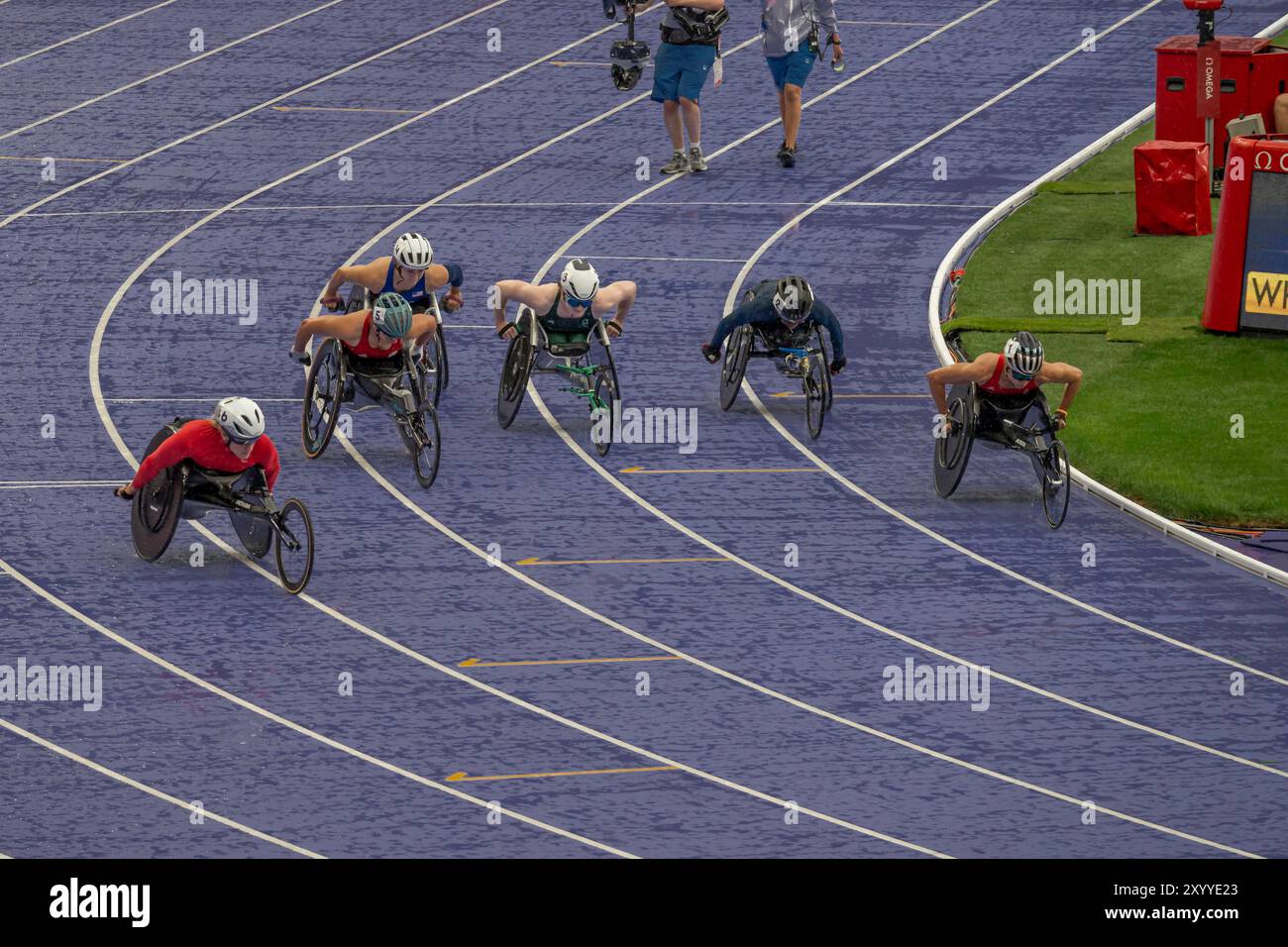 Parigi, Francia - 08 30 2024: Giochi Olimpici Parigi 2024. Vista del primo round T54 femminile di 5000 m nello stadio durante gli eventi di atletica Paralimpica Foto Stock