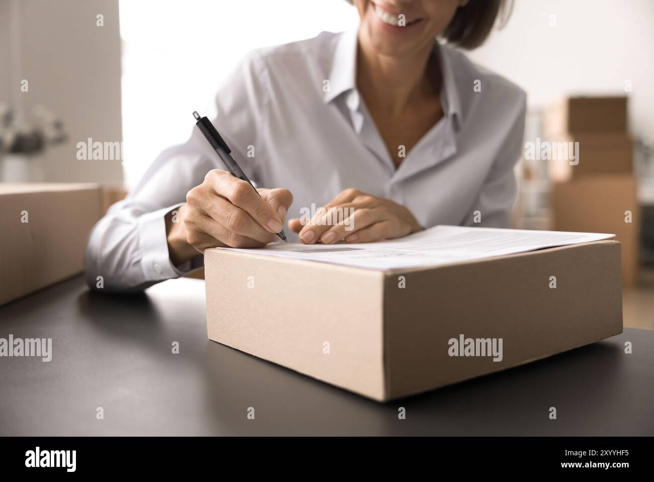 Donna professionista, addetto alla logistica e all'e-commerce coinvolto nel processo di spedizione Foto Stock
