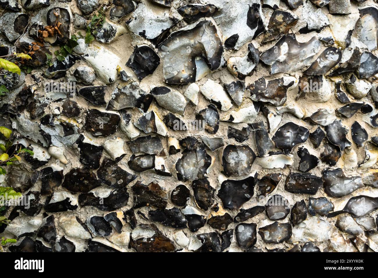 Un primo piano di una sezione di un muro di selce intrecciato Foto Stock