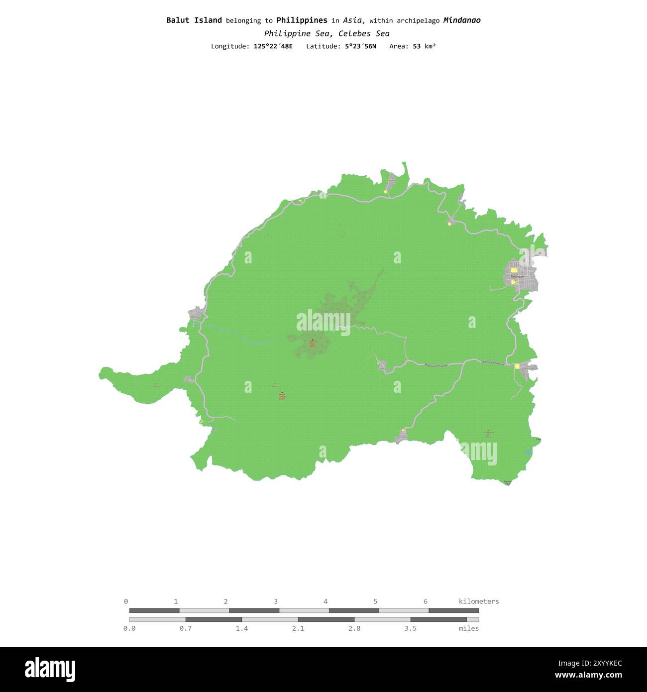 Isola di Balut nel Mare di Celebes, appartenente alle Filippine, isolata su una mappa topografica in stile OSM, con scala di distanza Foto Stock