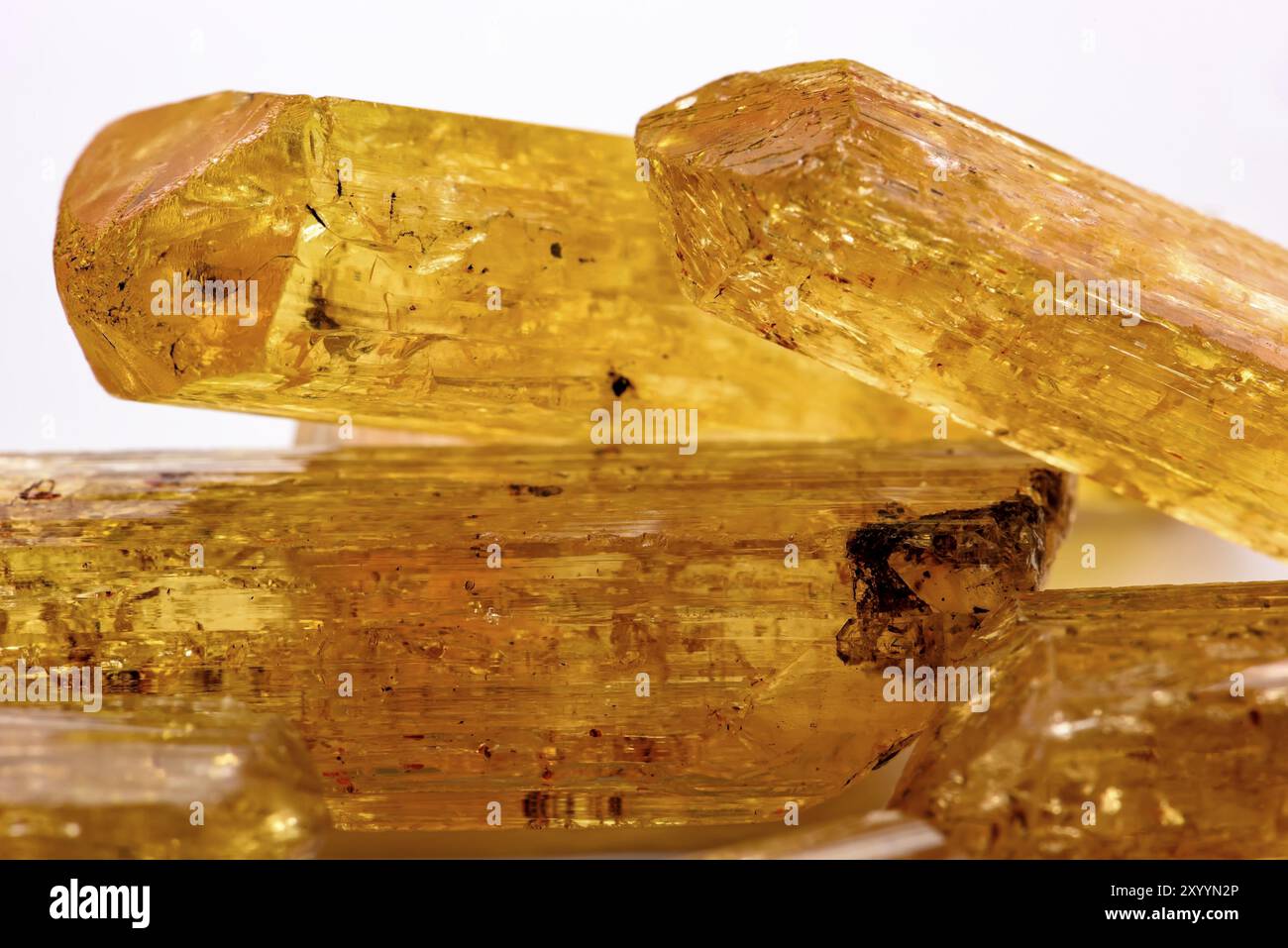 Dettaglio del brasiliano topazio imperiale di cristallo con la sua texture, colori e trasparenza Foto Stock