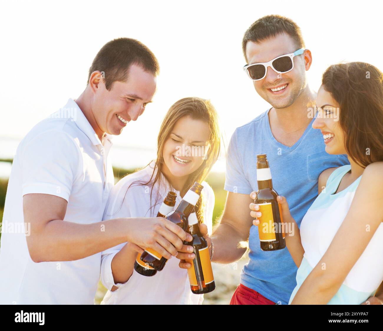 Gruppo di amici felice avente una summer party in spiaggia Foto Stock