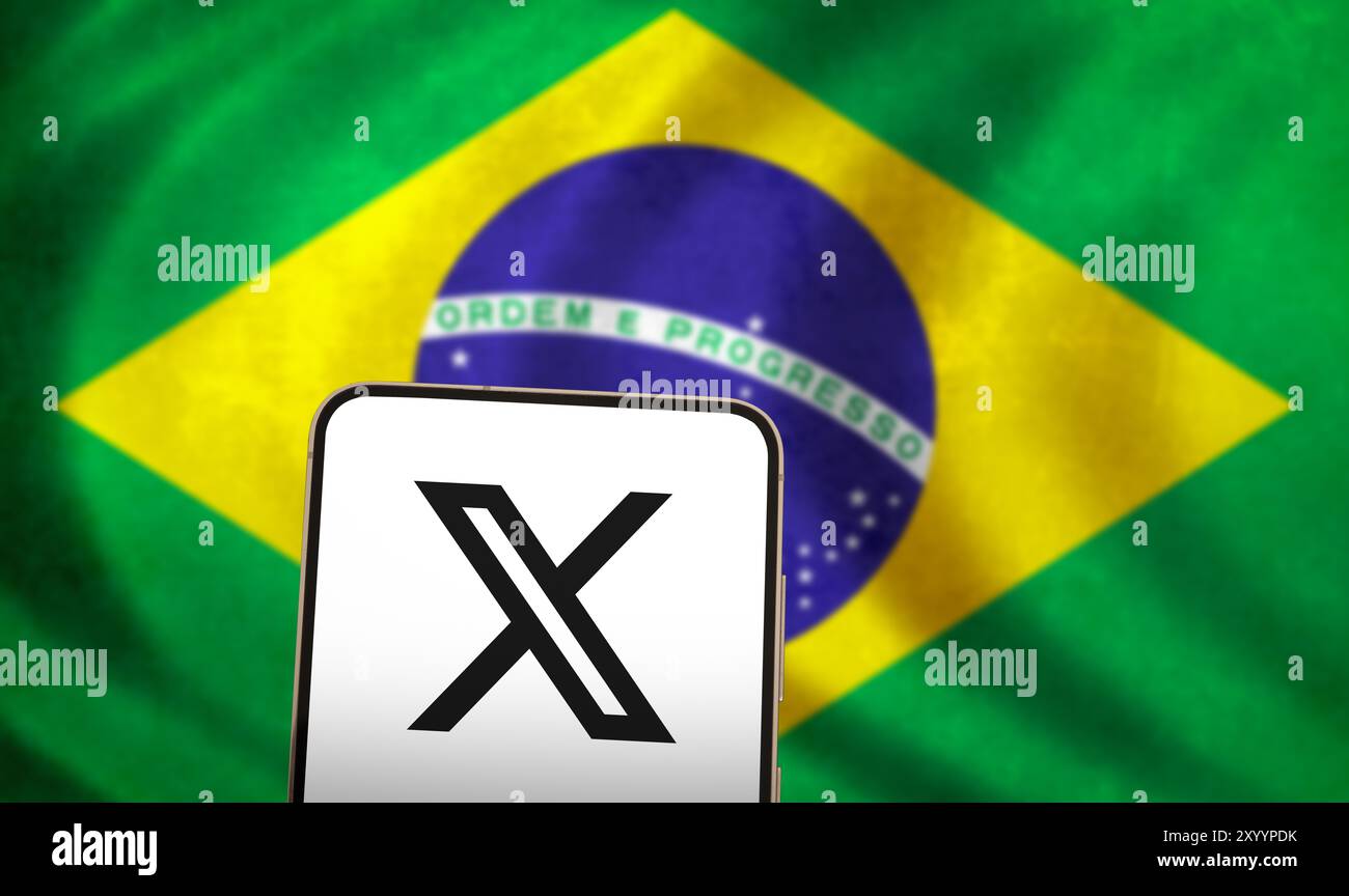 Bandiera Brasile e piattaforma X visualizzate sullo smartphone Foto Stock
