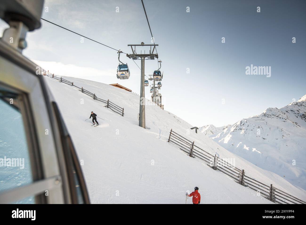 Pista da sci coperta da neve con due persone Foto Stock