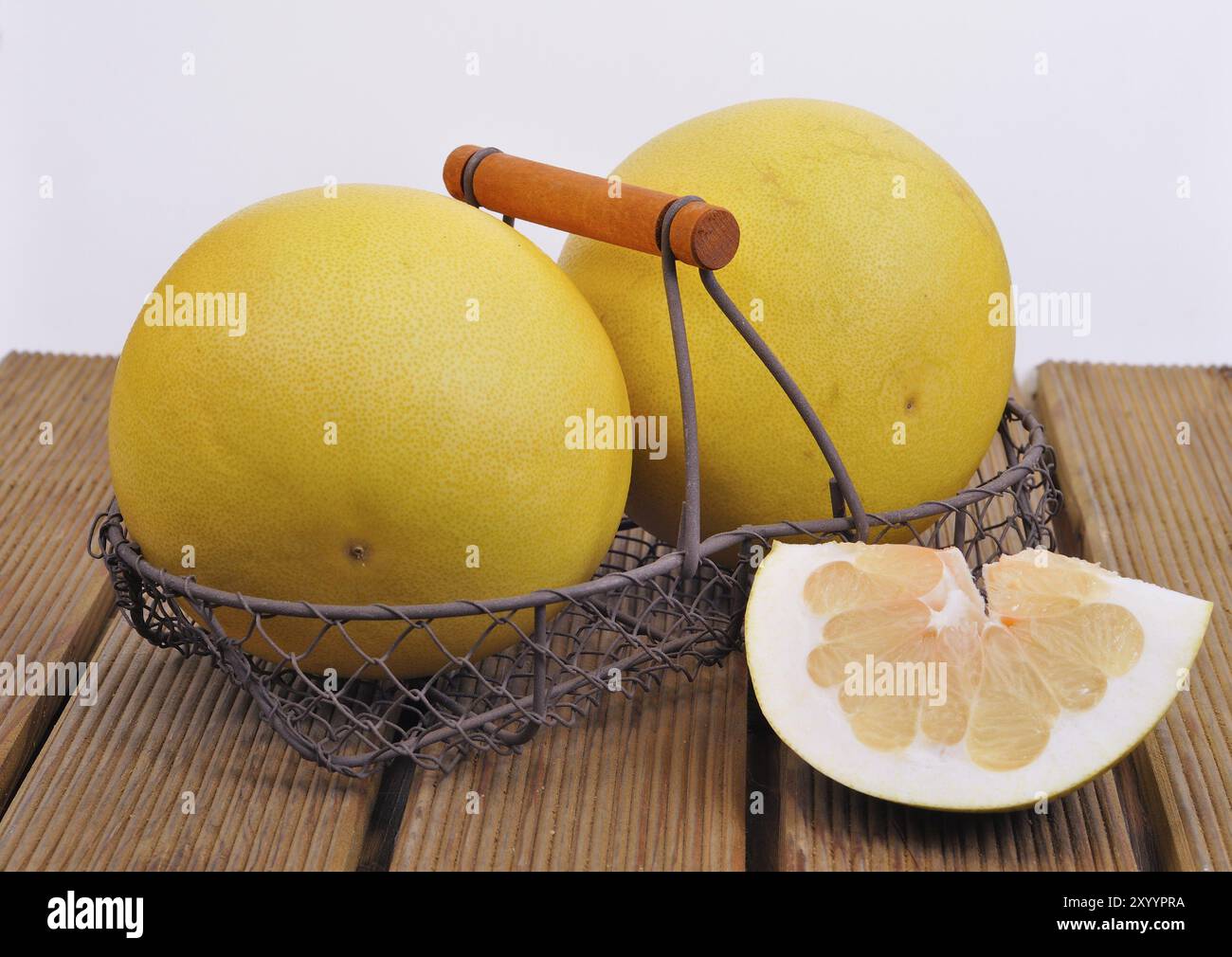 Primo piano di pomelo su fondo di legno, primo piano di diversi pomelos Foto Stock