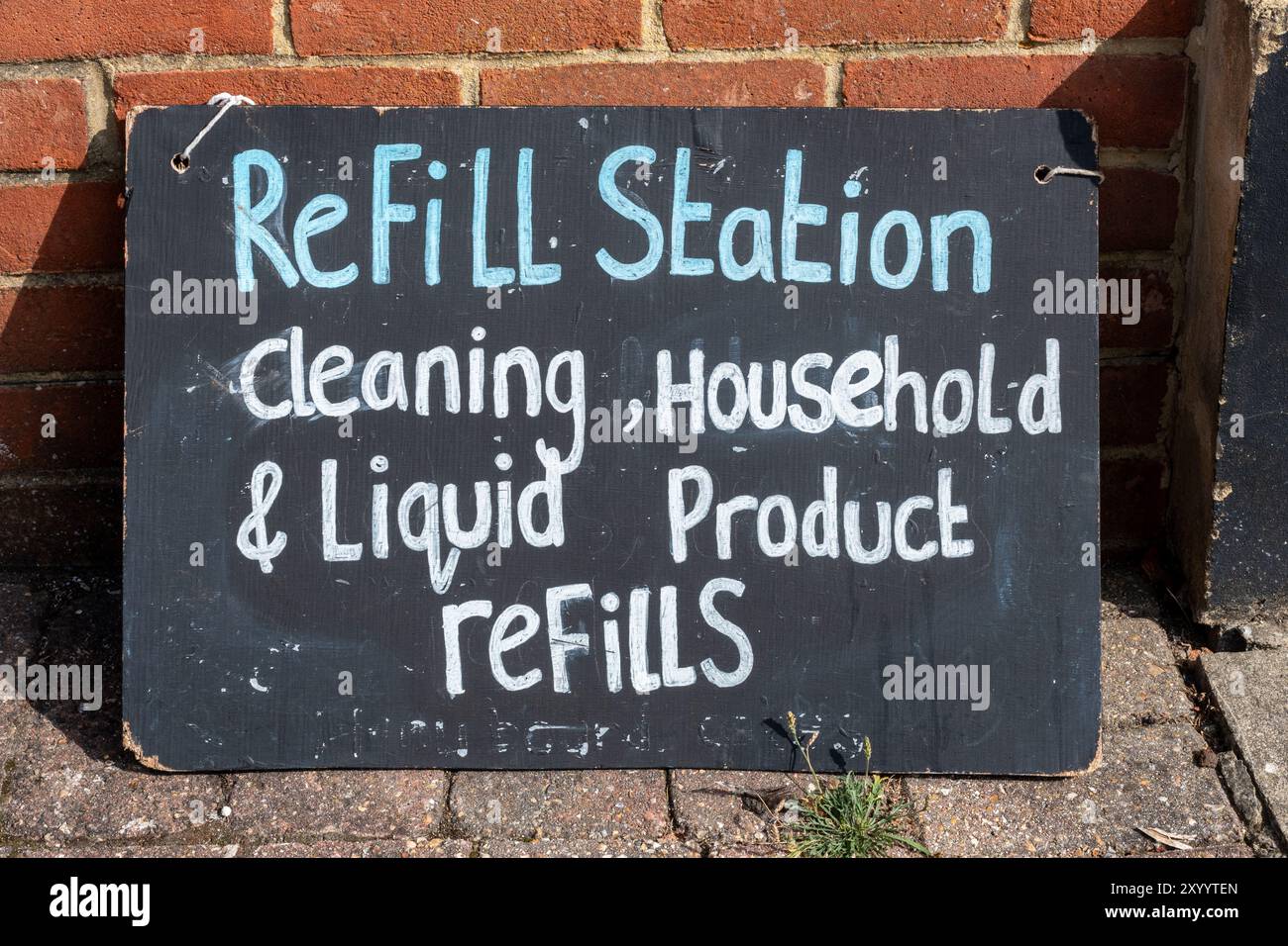 Refill Station Sign for cleaning, Household and liquid products Refill, UK. Concetto: Riduzione dei rifiuti di plastica, plastica monouso e ambiente Foto Stock