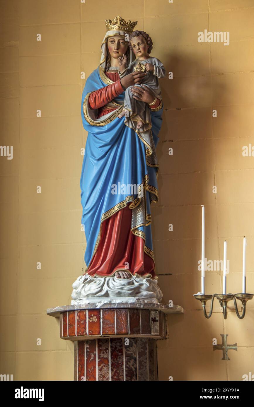 Den Hoorn, Texel, Paesi Bassi. 13 agosto 2021. Statue in legno di santi nella chiesa di Den Hoornon l'isola di Texel Foto Stock