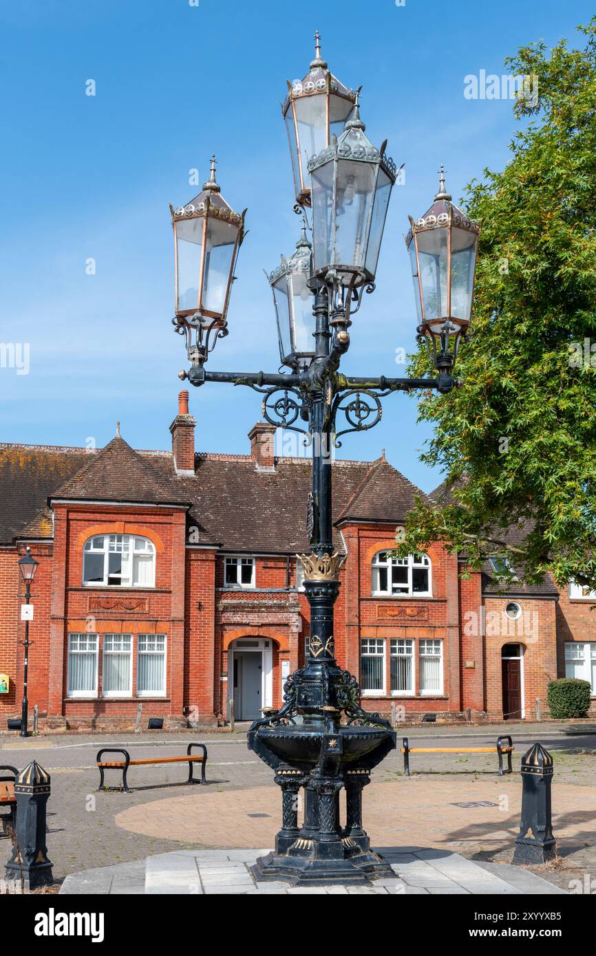 Ringwood Town, vista della lampada Jubilee di grado II nella Market Place, Hampshire, Inghilterra, Regno Unito Foto Stock