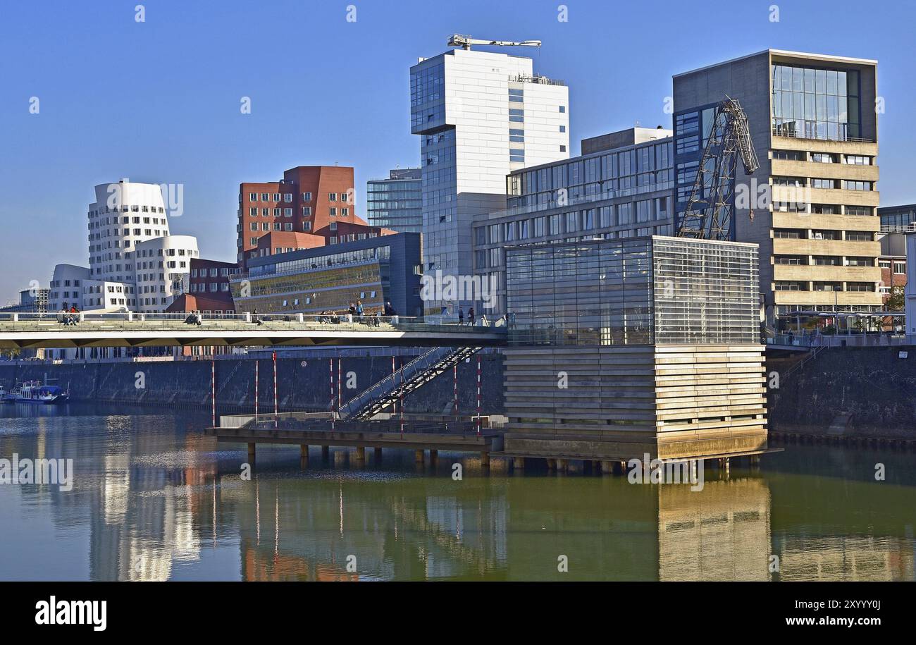 Edifici nel porto, riflessi, vecchia gru, edifici nel porto, il molo, vecchia gru Foto Stock