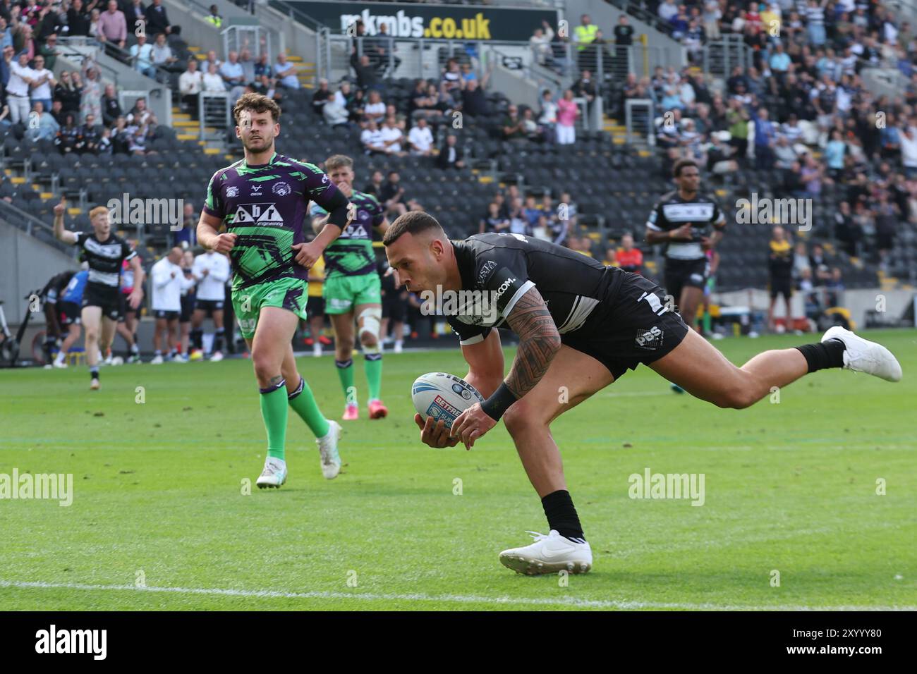 Hull, Regno Unito. 31 agosto 2024. MKM Stadium, West Park, Hull, Humberside, East Yorkshire, 31 agosto 2024. Betfred Super League Hull FC vs Castleford Tigers Carlos Tuimavave di Hull FC si tuffano per segnare la meta contro i Castleford Tigers Credit: Touchlinepics/Alamy Live News Foto Stock