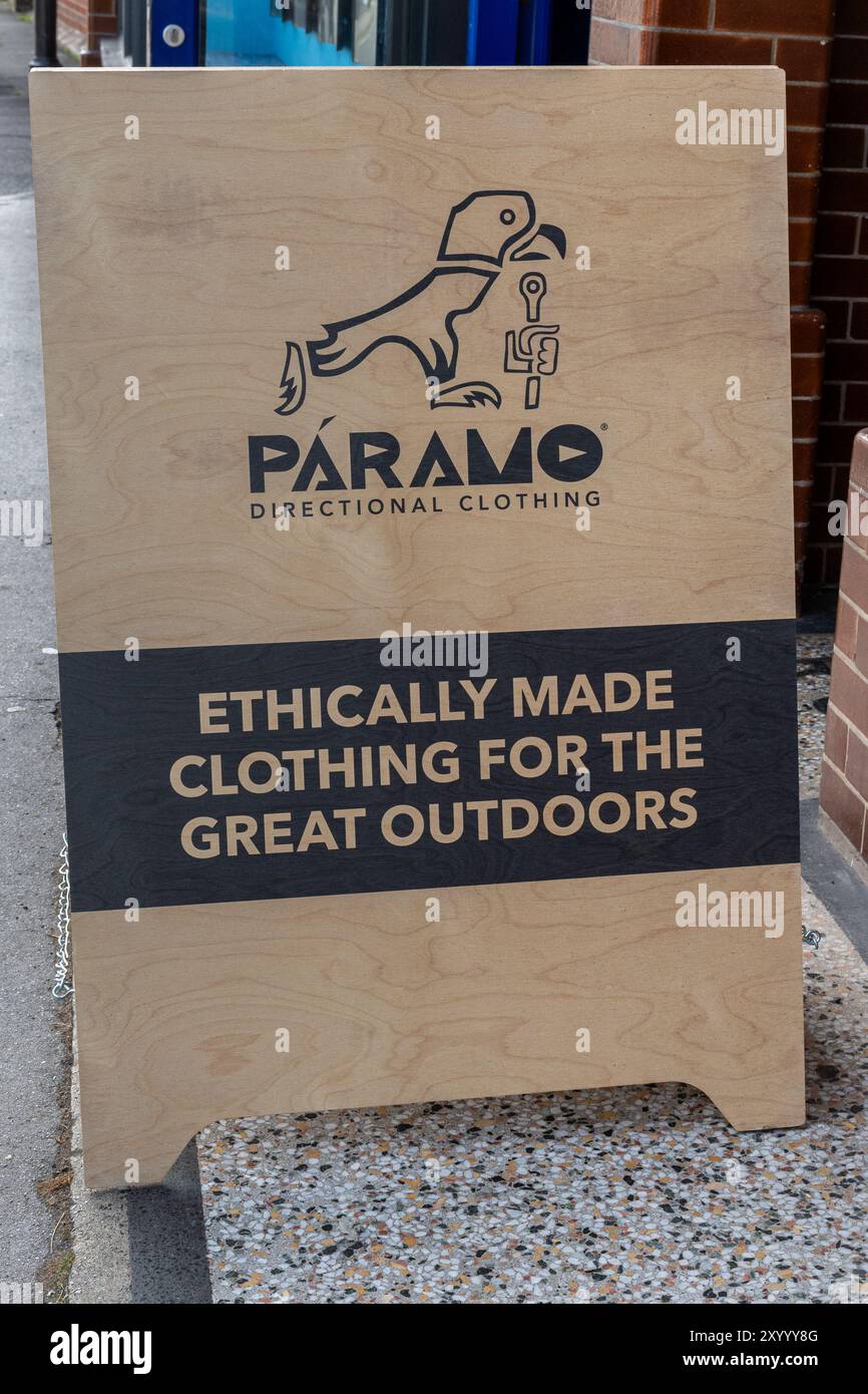 Insegna all'esterno, acquista abbigliamento direzionale Paramo, abbigliamento realizzato in modo etico per i grandi spazi aperti, Inghilterra, Regno Unito Foto Stock