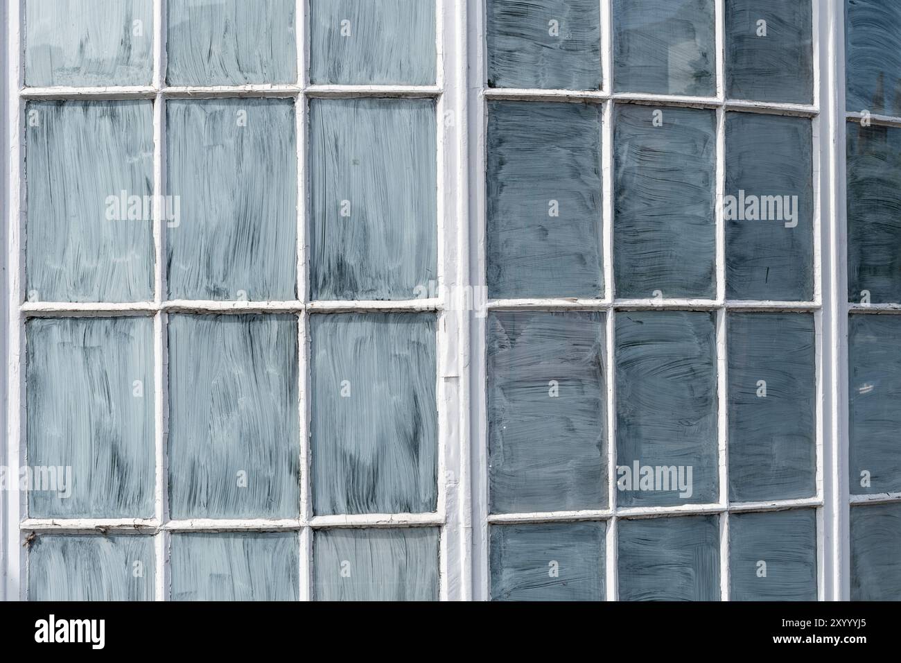 Finestre dipinte di bianco, vetrine dipinte di bianco. Concetto: Negozi o attività chiuse o vuote, chiusura, fallimento degli affari Foto Stock