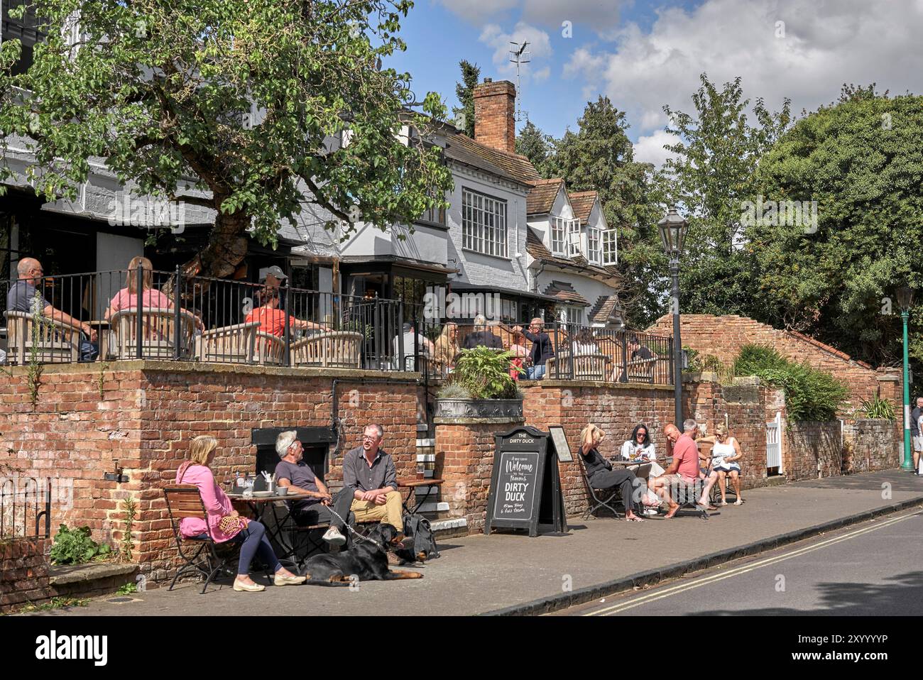 Il pub Dirty Duck (noto anche come The Black Swan) e il ristorante, con gente seduta a bere fuori in un giorno d'estate. Pub di Stratford Upon Avon, Inghilterra, Regno Unito Foto Stock