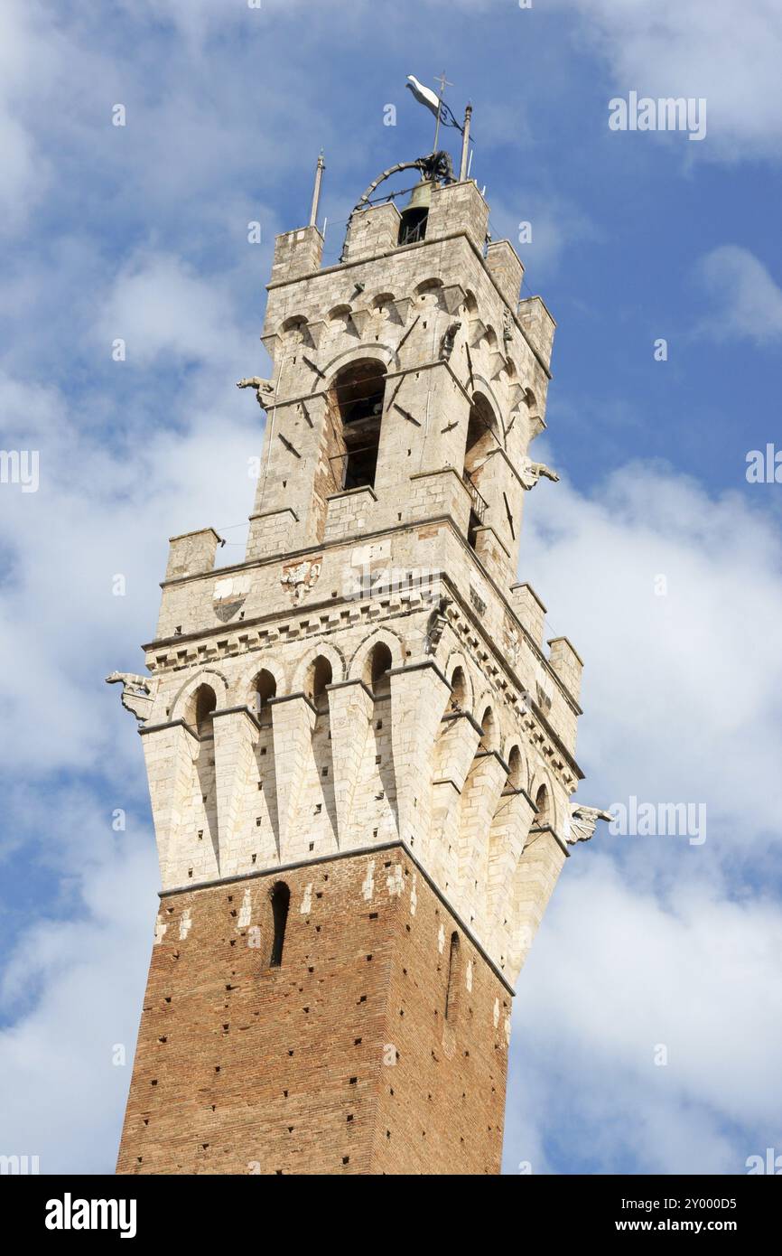 Dettaglio della Torre del Mangia a Siena, Italia. Si tratta della torre del Palazzo Comunale di Siena in Piazza del campo Foto Stock