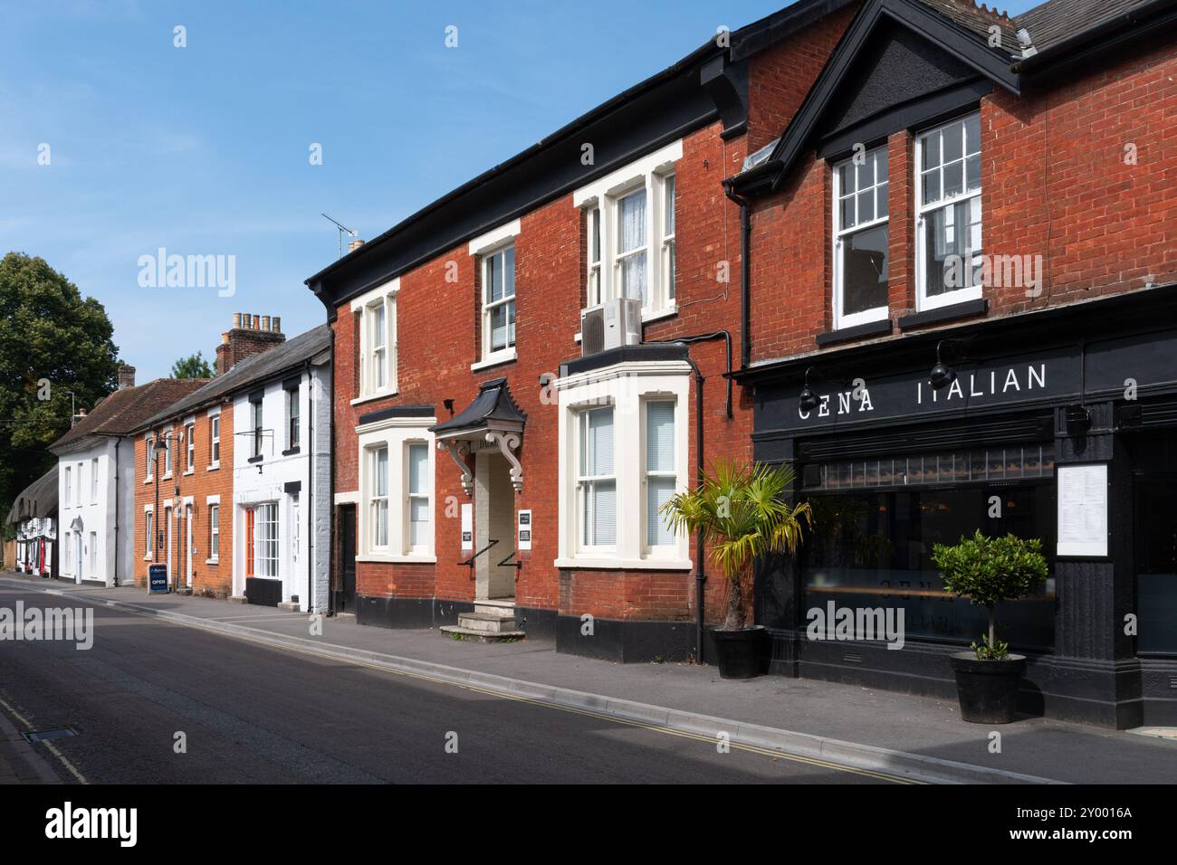 Vista lungo West Street a Ringwood, una città mercato nell'Hampshire, Inghilterra, Regno Unito Foto Stock
