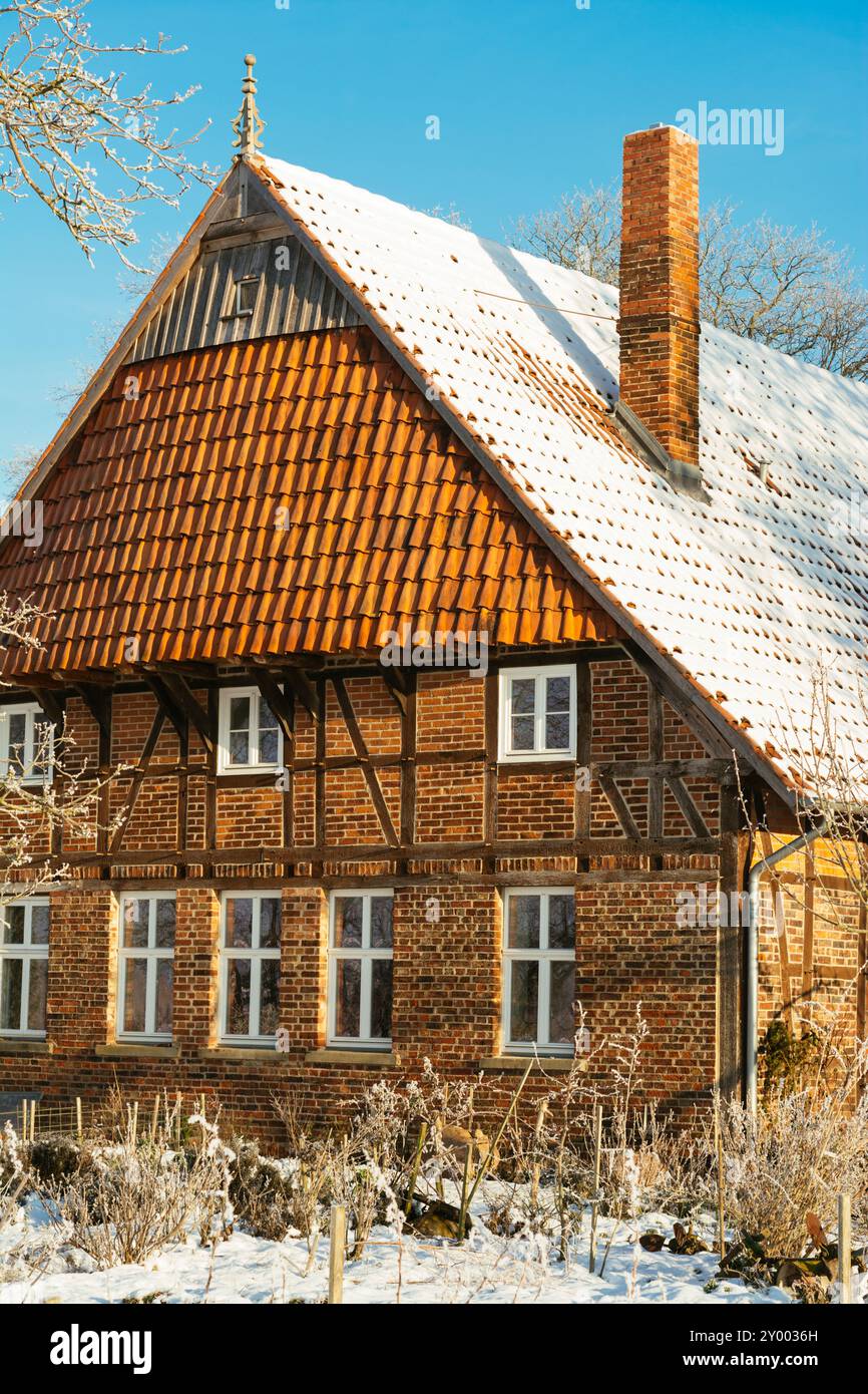 Germania, Renania settentrionale-Vestfalia, Petershagen, fattoria tradizionale Westfalia con travi in legno (stile: Vierständerhaus) dal 1875 in inverno. Foto Stock