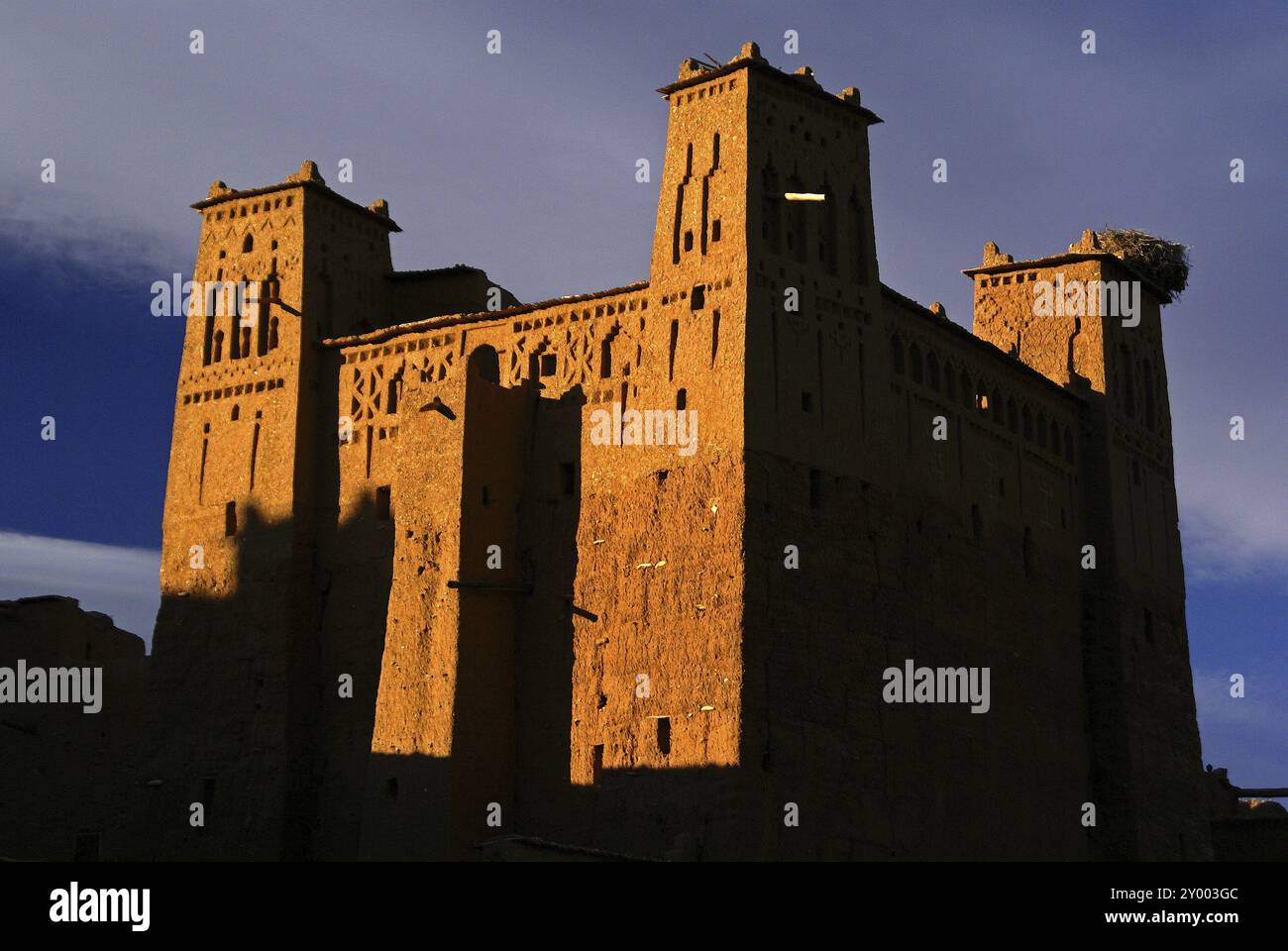 Luz de la puesta de sol sbre la Kasbah de Ait Benhaddou (S.. XVI) . Cordillera del Atlas. Marruecos. Magreb. Africa Foto Stock