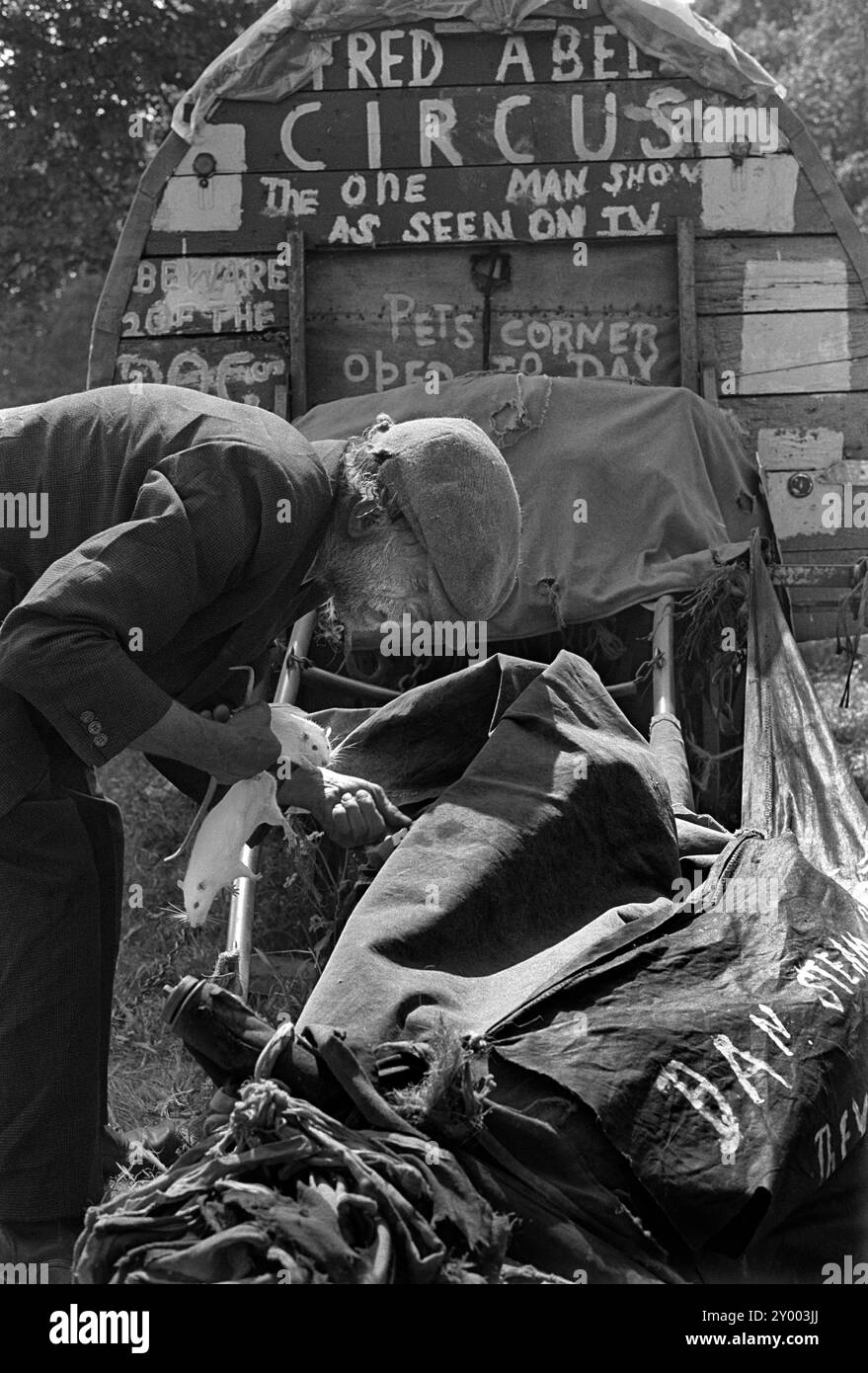 Fred Abel, l'uomo dell'asino, si accampò sul ciglio della strada, visto qui con due topi addomesticati. Fred eseguì una band solista Animal Circus conosciuta come Fred Abel Circus. Come visto in TV Animal Antic. Bibury, Gloucestershire, Inghilterra 1968 1960s UK HOMER SYKES Foto Stock