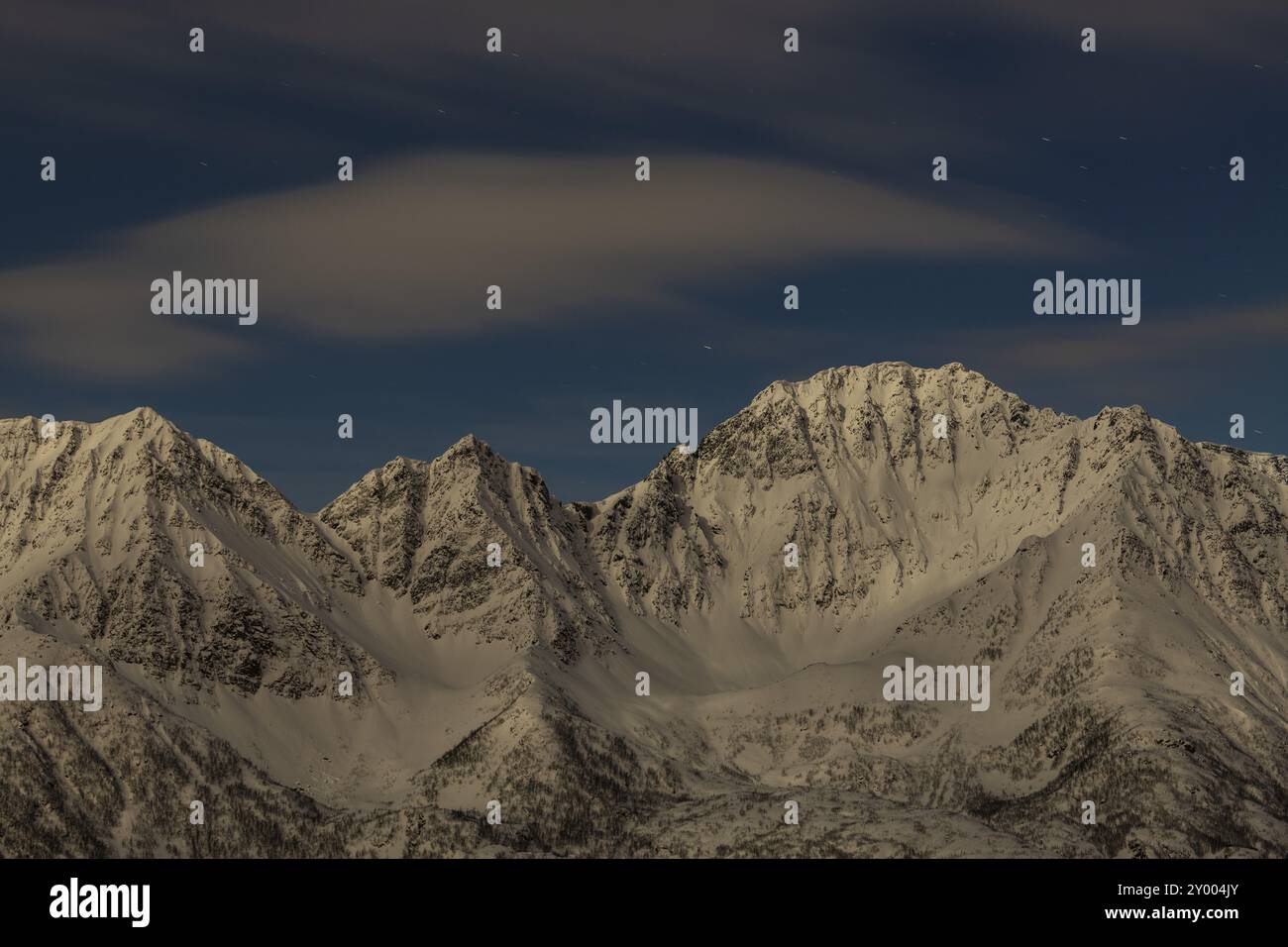 Montagne al chiaro di luna, Oeksfjorden, Finnmark, Norvegia, marzo 2019, Europa Foto Stock