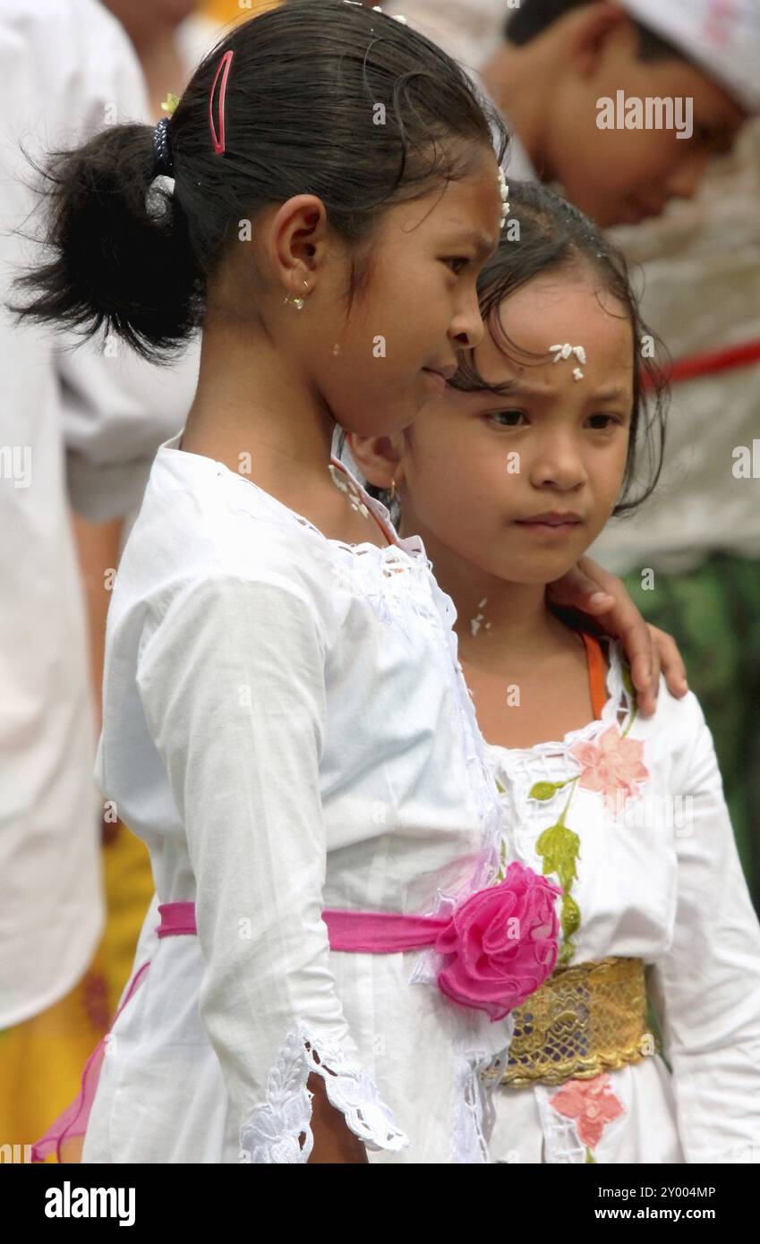 Ragazze balinesi nel tempio Foto Stock