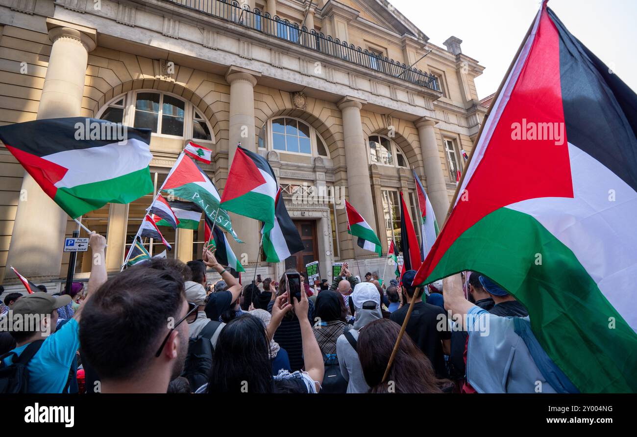 Manchester, Regno Unito. 31 agosto 2024. I manifestanti si fermano all'edificio assicurativo di Axa per ringraziare la compagnia per aver disinvestito in Israele. Manifestanti palestinesi a Manchester nel loro 48esimo fine settimana di protesta dopo l'attacco di Hamas il 7 ottobre. I manifestanti marciarono attraverso il centro di Manchester iniziando e finendo in Piazza San Pietro. La marcia si fermò all'edificio assicurativo di Axa, in King Street, per ringraziare la compagnia per il disinvestimento in Israele. Autobus e tram furono trattenuti mentre la marcia procedeva con una scorta della polizia. Manchester Regno Unito. Immagini garyroberts/Worldwide Features. Credito: GaryRob Foto Stock