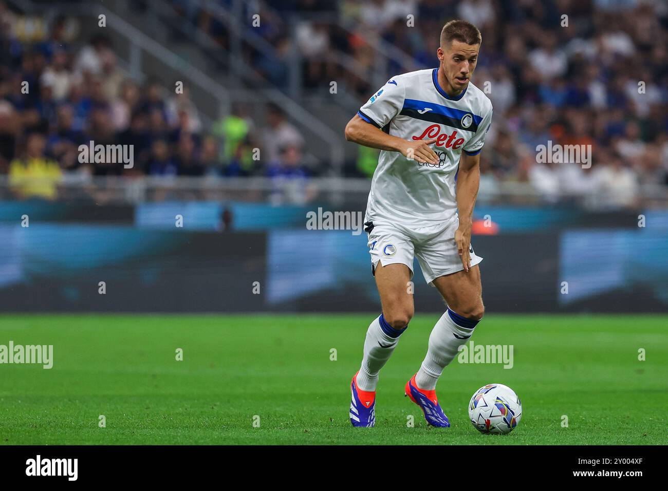 Mario Pasalic dell'Atalanta BC visto in azione durante la partita di calcio di serie A 2024/25 tra FC Internazionale e Atalanta BC allo stadio Giuseppe Meazza. Punteggio finale; Inter 4:0 Atalanta. Foto Stock