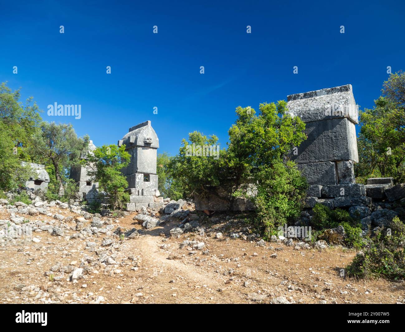 Kyaneai Buyuk Sarnıc - rovine romane abbandonate in Turchia, anfiteatro e antiche tombe Foto Stock