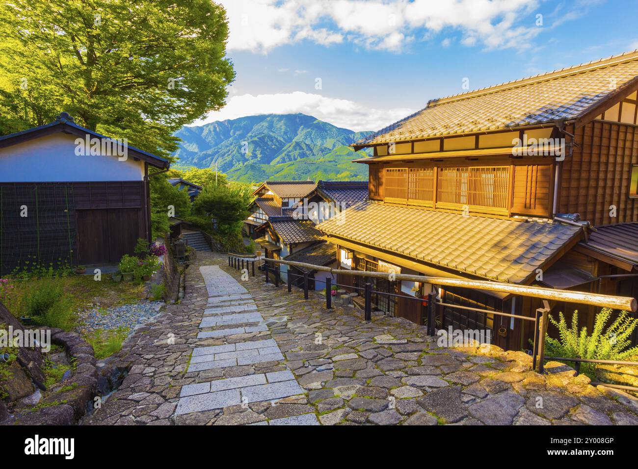 Vista di montagne lontane all'ingresso sud sulla strada in discesa verso la città di Magome sull'antico e storico sentiero Magome-Tsumago Nakasendo nella valle di Kiso Foto Stock