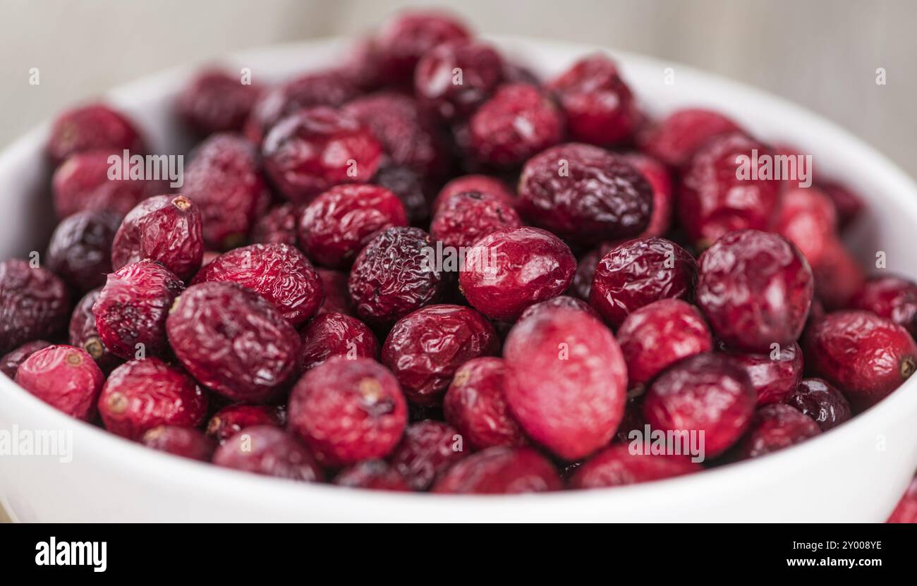 Mirtilli rossi secchi su un vecchio tavolo di legno (messa a fuoco selettiva) Foto Stock