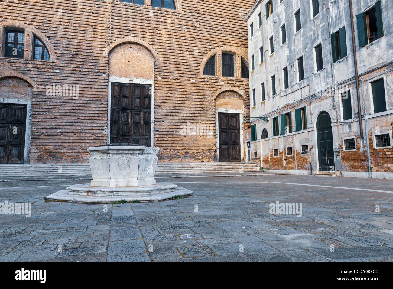 Edifici e strade della città sull'acqua di Venezia Foto Stock