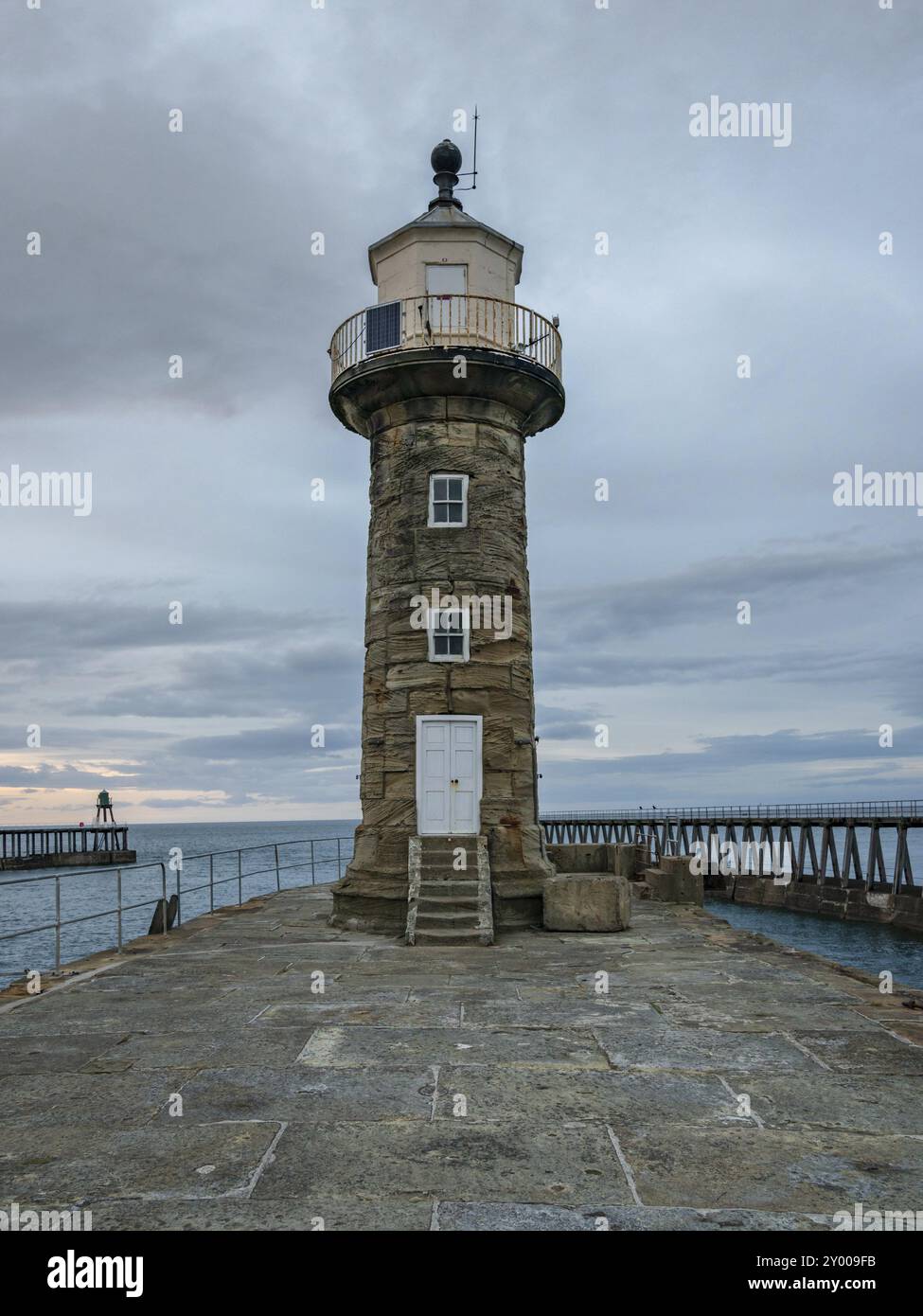 Il molo Orientale faro a Whitby, North Yorkshire, Inghilterra, Regno Unito Foto Stock