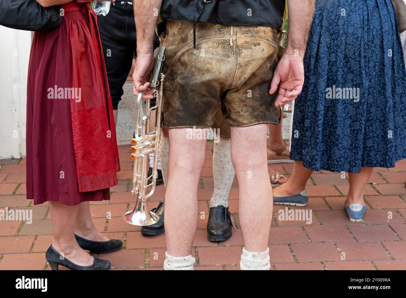 Tradizionale festa popolare a Muehldorf, Mühldorf am Inn, alta Baviera, Germania, agosto 30 2024, musicista, tromba della banda cittadina di lederhosen Foto Stock