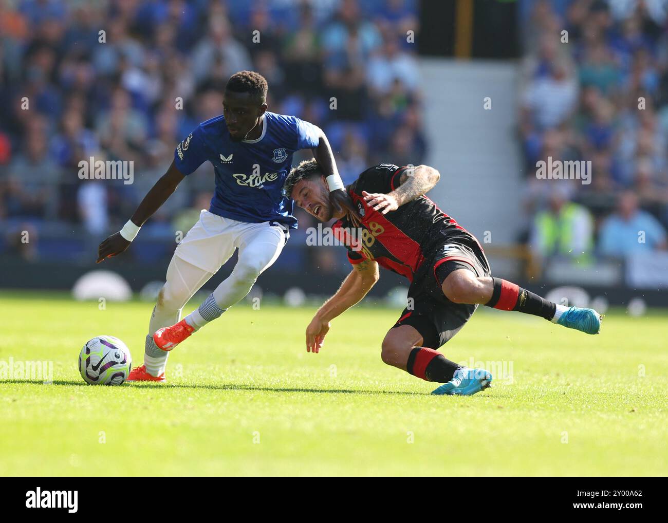 Liverpool, Regno Unito. 31 agosto 2024. Idrissa Gueye dell'Everton si arrabbia con Marcos Senesi del Bournemouth durante la partita di Premier League al Goodison Park di Liverpool. Il credito per immagini dovrebbe essere: Simon Bellis/Sportimage Credit: Sportimage Ltd/Alamy Live News Foto Stock