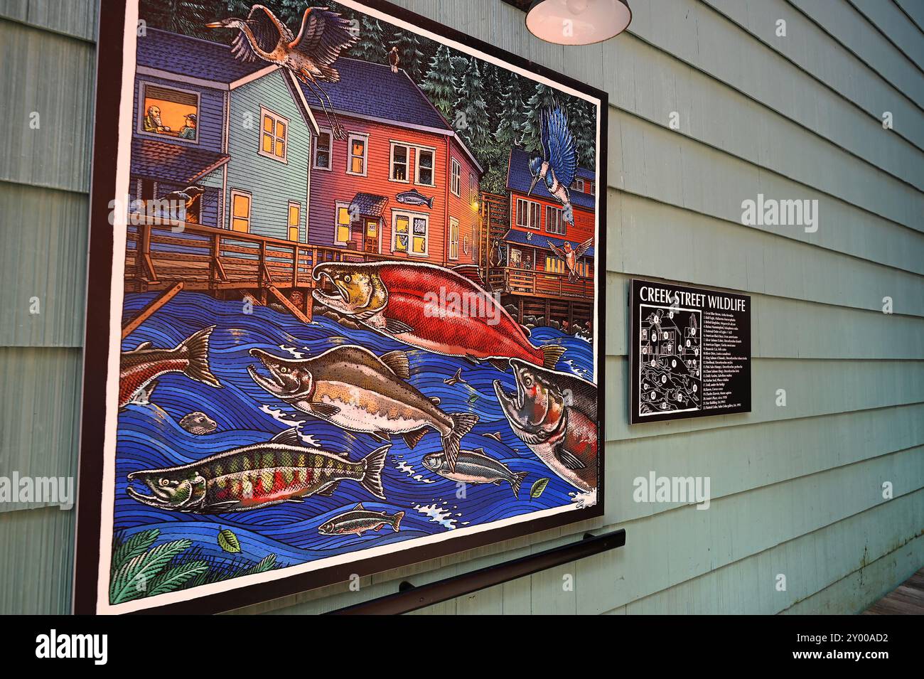 Uno dei porti più memorabili lungo il passaggio interno dell'Alaska è Ketchikan, un villaggio di pescatori unico vicino a Juneau. Un'immagine interessante. Foto Stock