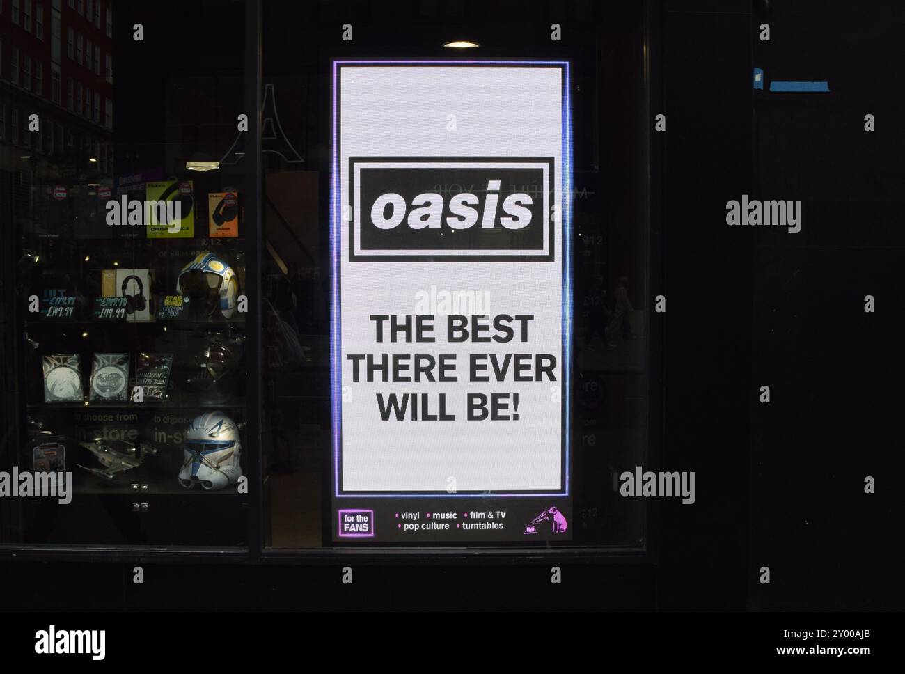 Londra, Regno Unito. 30 agosto 2024. Uno schermo all'HMV Oxford Street promuove l'uscita dell'edizione del 30° anniversario di 'Definitely Maybe', l'album di debutto degli Oasis, mentre la rock band di Manchester annuncia altri spettacoli di riunione dopo 15 anni. Credito: Vuk Valcic/Alamy Foto Stock