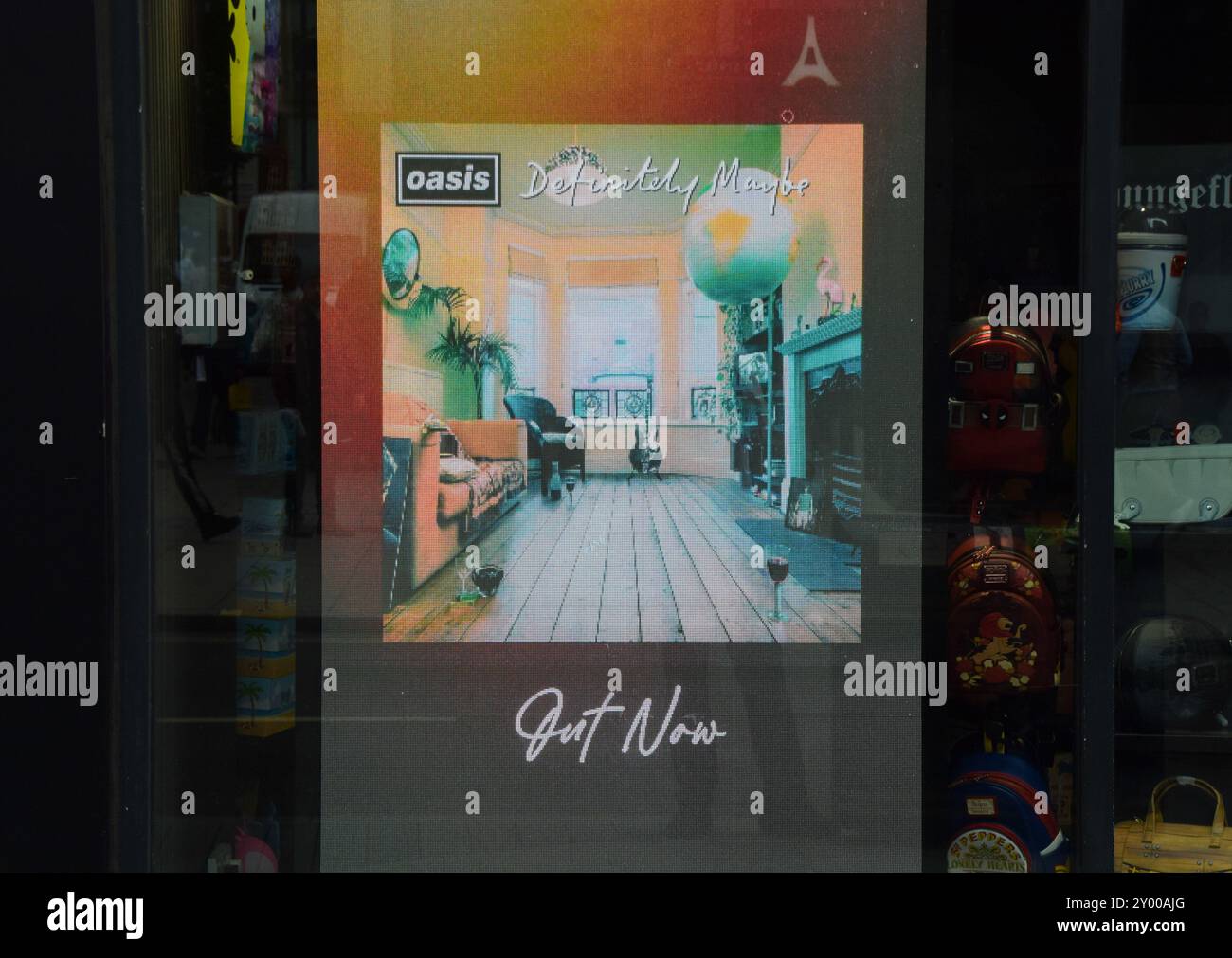 Londra, Regno Unito. 30 agosto 2024. Uno schermo all'HMV Oxford Street promuove l'uscita dell'edizione del 30° anniversario di 'Definitely Maybe', l'album di debutto degli Oasis, mentre la rock band di Manchester annuncia altri spettacoli di riunione dopo 15 anni. Credito: Vuk Valcic/Alamy Foto Stock