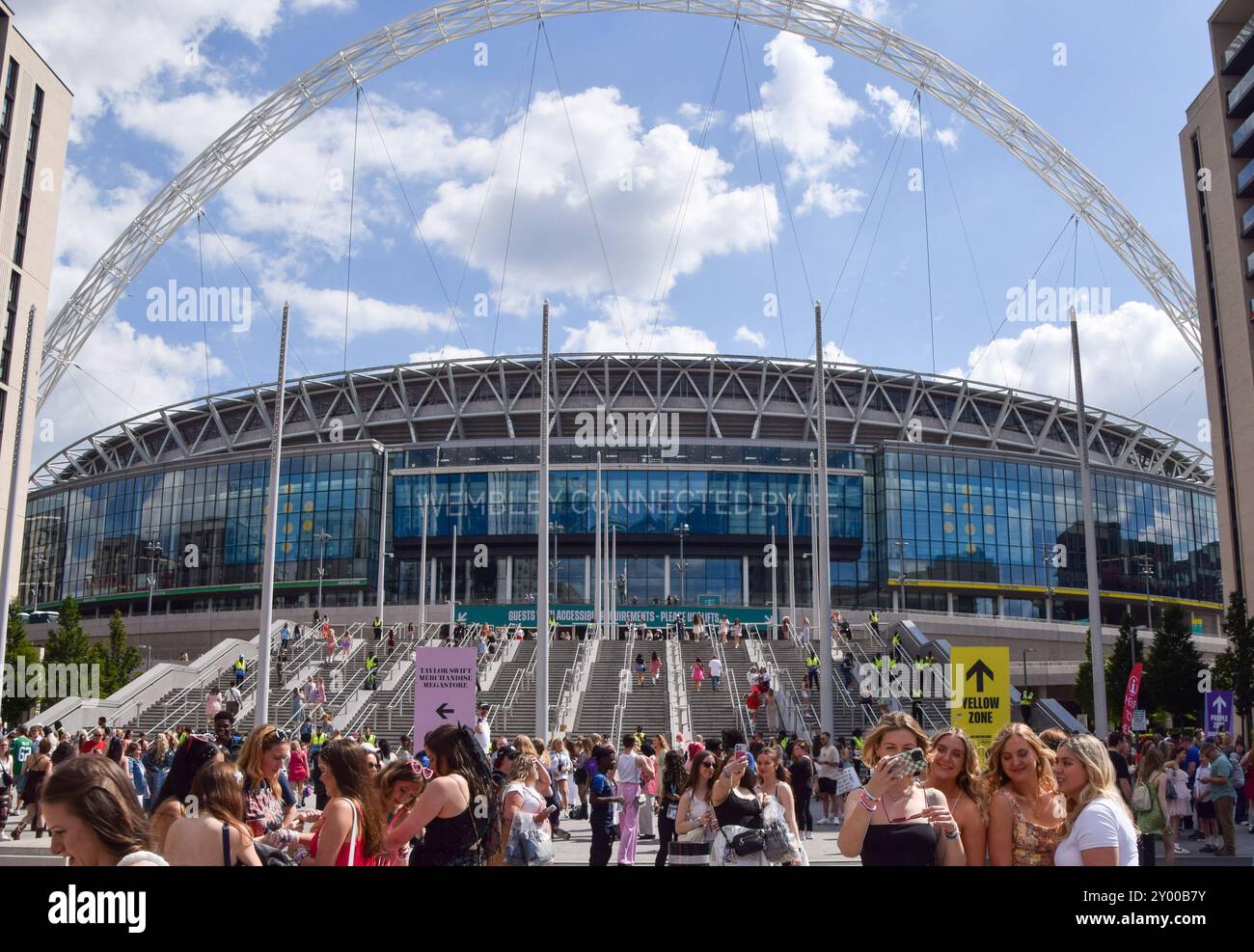 Londra, Regno Unito. 21 giugno 2024. Swifties arriva allo stadio di Wembley mentre Taylor Swift gioca la prima di 8 notti allo stadio durante il suo tour da record. Credito: Vuk Valcic/Alamy Foto Stock