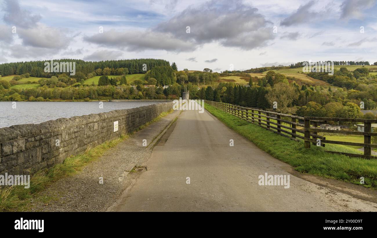 Street sopra la diga del Llwyn-del serbatoio vicino a Merthyr Tydfil, DI MID GLAMORGAN, GALLES, REGNO UNITO Foto Stock