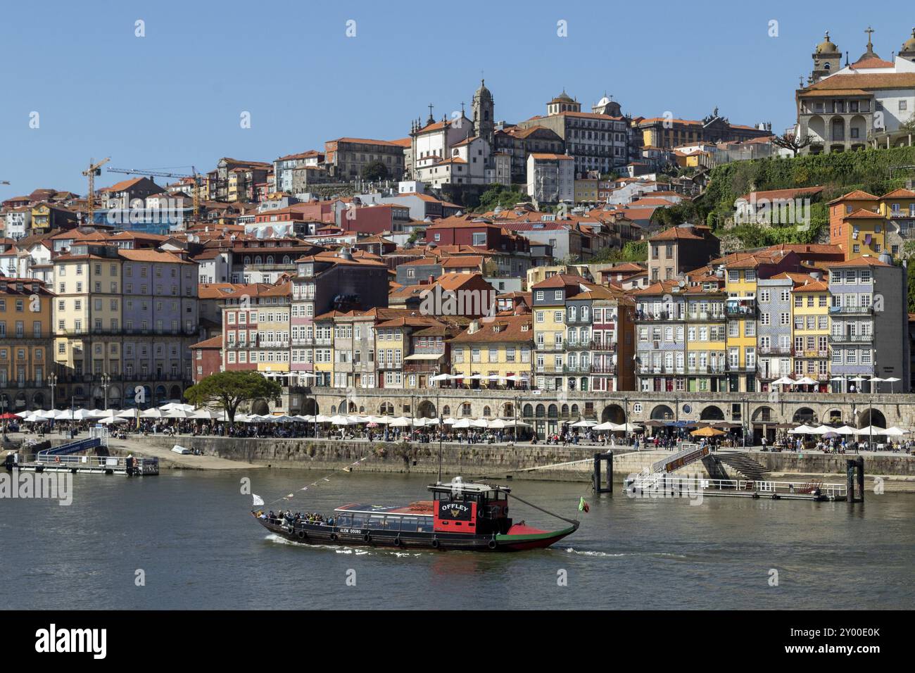 Escursione in barca sul fiume Douro e facciate storiche di negozi e ristoranti sulla passeggiata di Cais da Ribeira nel centro storico di Porto, Porto Foto Stock
