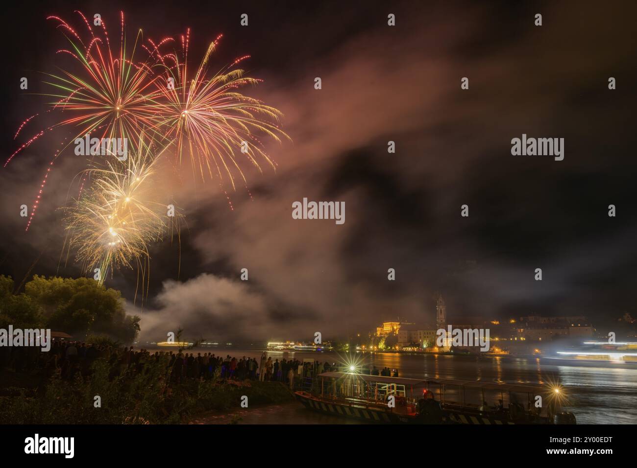 Fuochi d'artificio Solstizio con vista su Duernstein, Rossatz-Arnsdorf, bassa Austria, Austria, Europa Foto Stock