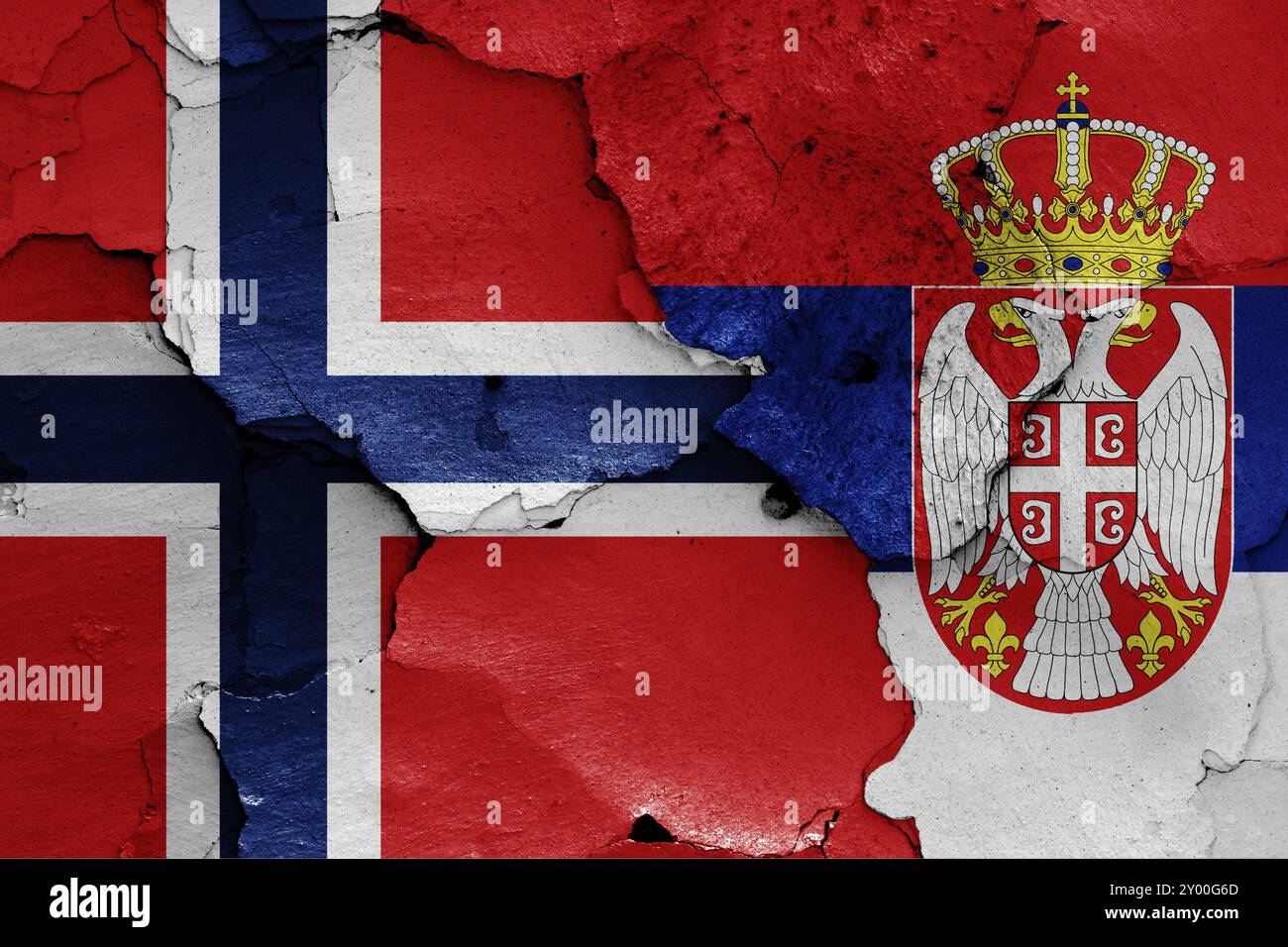 Bandiere di Norvegia e Serbia dipinte su un muro incrinato Foto Stock