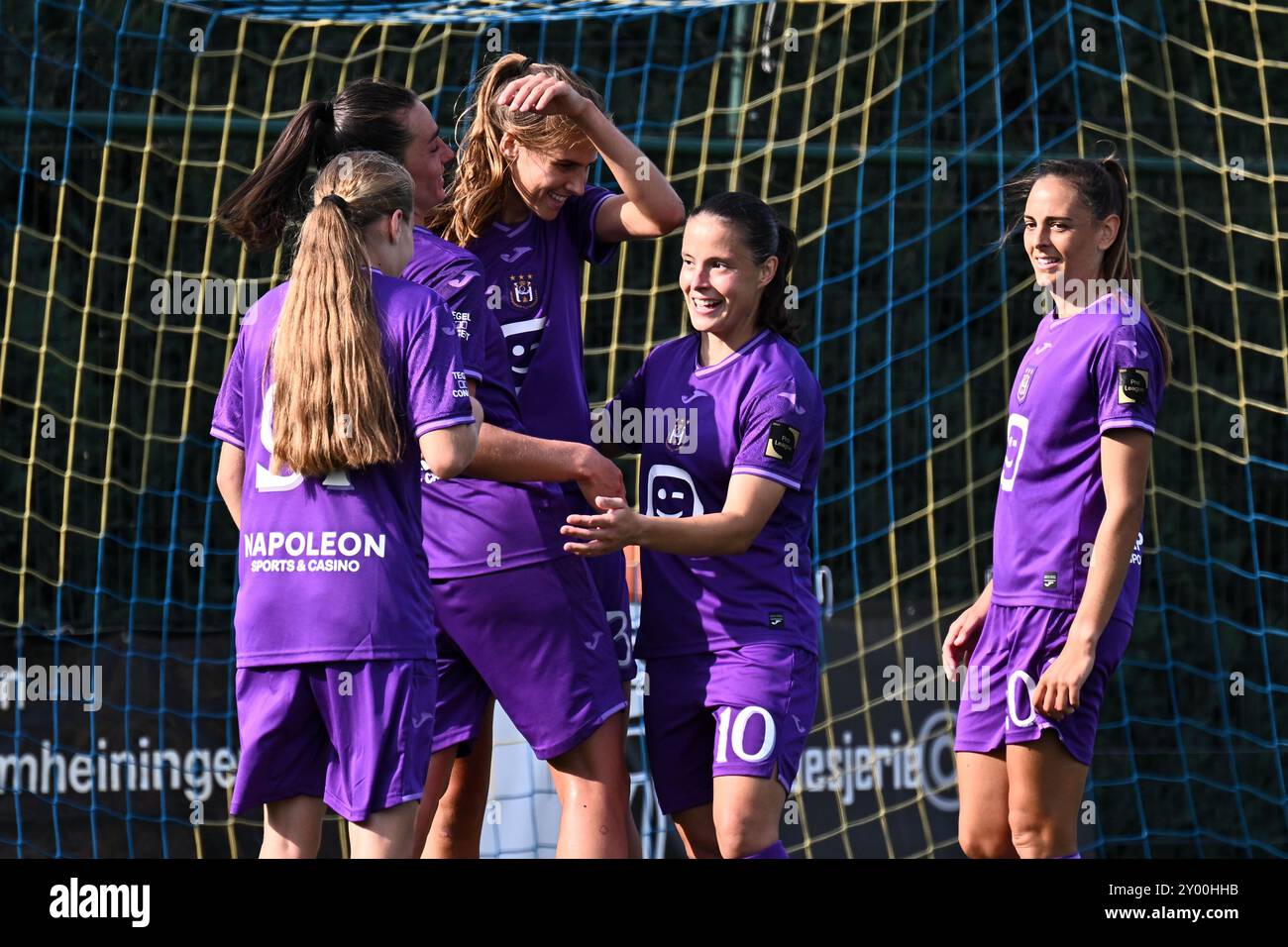 Westerlo, Belgio. 31 agosto 2024. Amelie Delabre (99) di Anderlecht festeggia con Stefania Vatafu (10) di Anderlecht dopo aver segnato il gol 0-4 durante una partita di calcio femminile tra KVC Westerlo Ladies e RSC Anderlecht Women nella prima partita della stagione 2024 - 2025 della belga lotto Womens Super League, sabato 31 agosto 2024 a Westerlo, BELGIO. Crediti: Sportpix/Alamy Live News Foto Stock