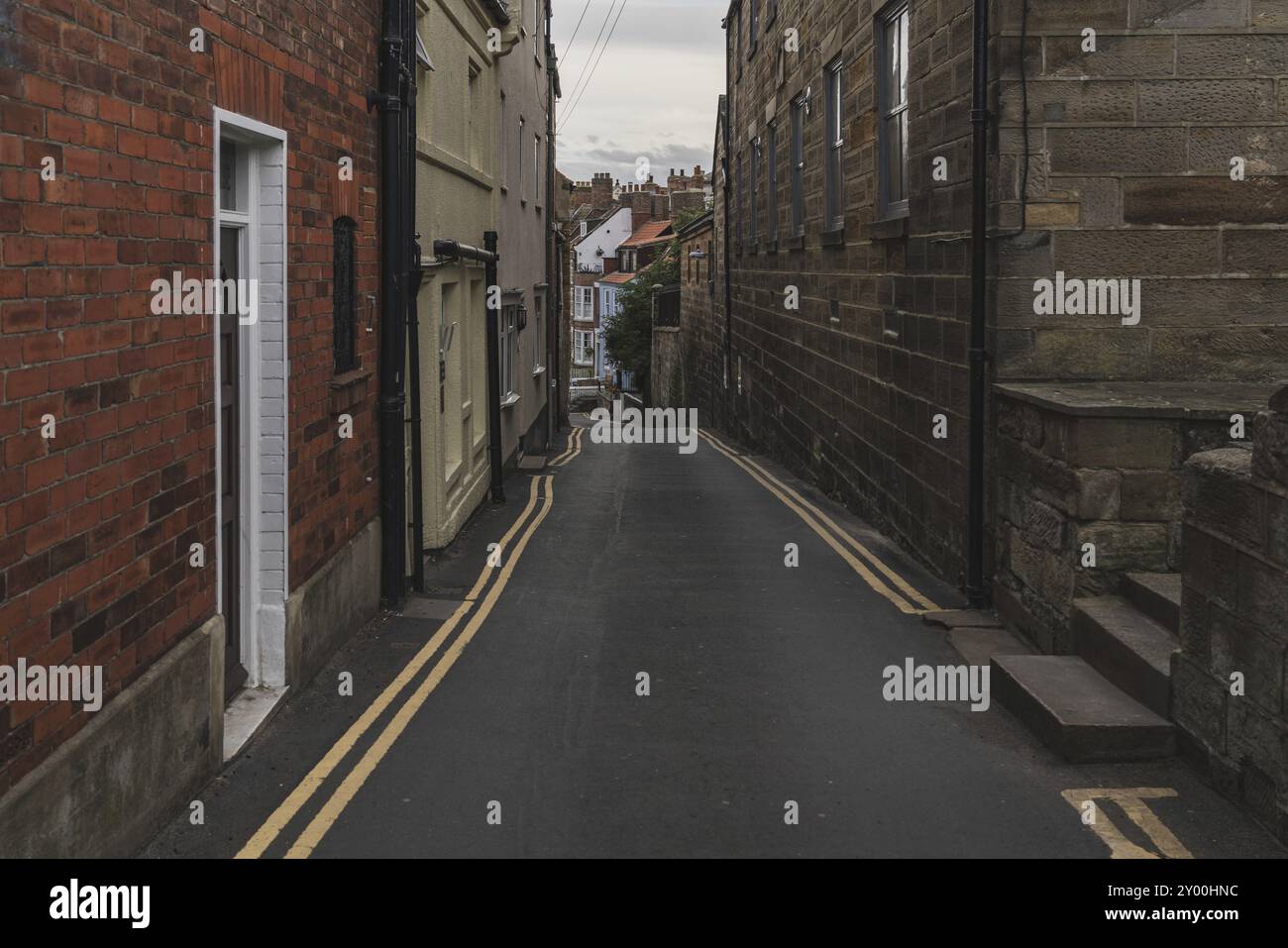 Whitby, North Yorkshire, Inghilterra, Regno Unito, 13 settembre, 2018: camminando attraverso Cliff St Foto Stock