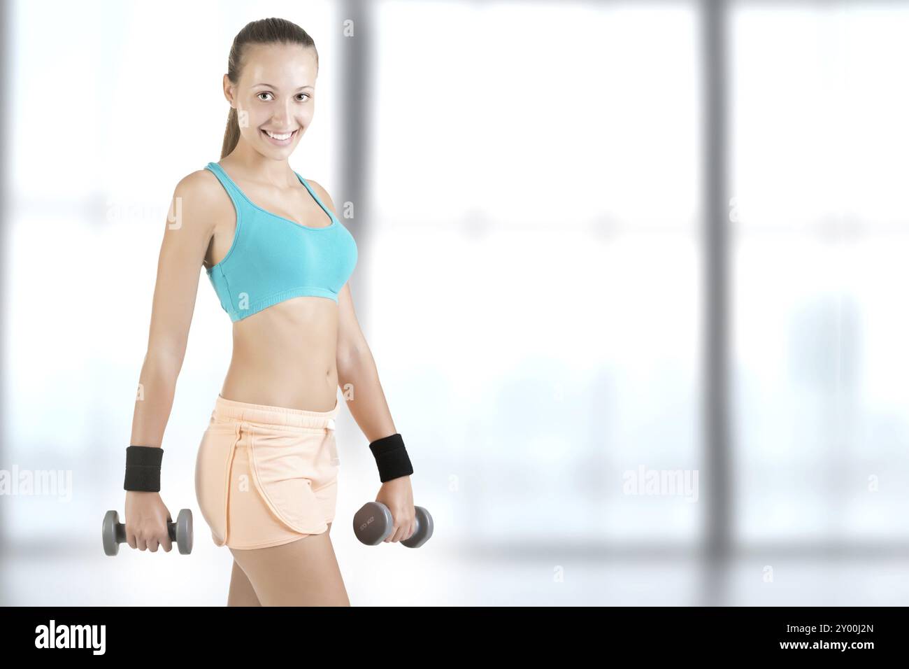 La donna che lavora fuori con manubri, in una palestra Foto Stock
