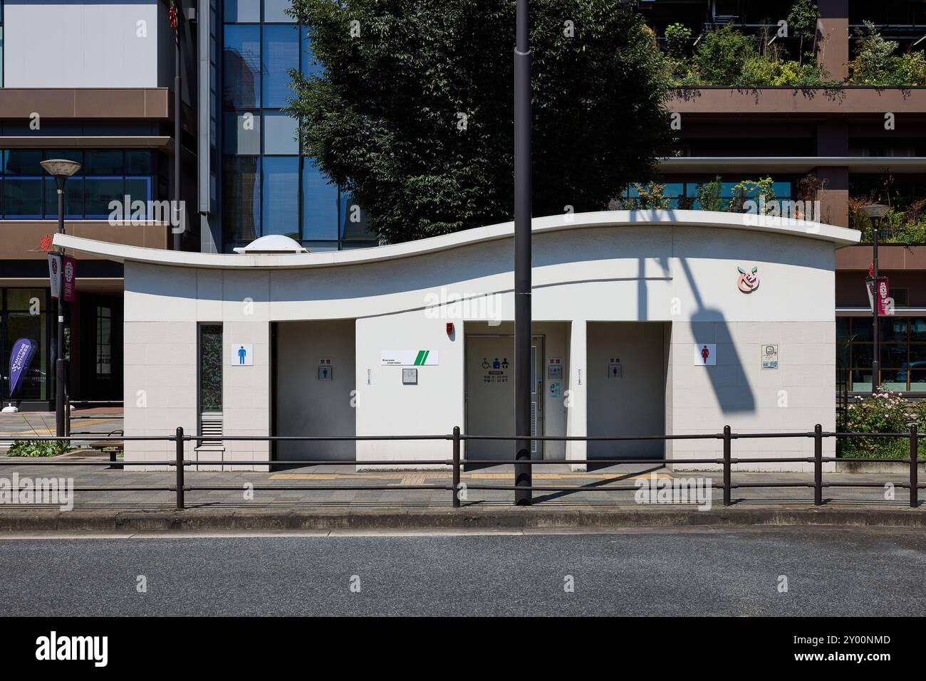 Servizi igienici quadrati della stazione di Fukuyama (福山駅前広場トイレ), edificio WC con tetto curvo; Fukuyama, Prefettura di Hiroshima, Giappone Foto Stock